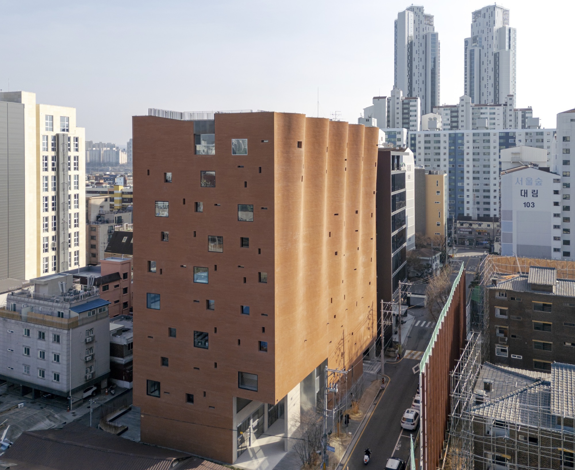 Behet Bondzio Lin Architekten 林友寒 韓國首爾W-Mission企業總部 位於首爾城東區的新W-Mission總部，坐落於曾以紅磚製鞋工廠建築聞名的聖水洞。這個重生的區域如今已成為韓國首都的藝術、文化和設計的活力都市地標。W-Mission作為南韓最高品質的紡織品製造商之一，其新總部設計秉承了三個主要的存在理念：神聖性、庇護所和社區