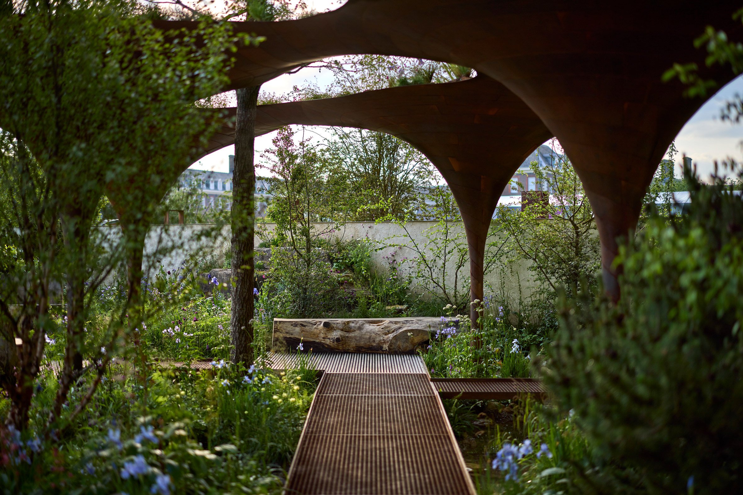WaterAid在2024年於英國倫敦舉辦的切爾西花卉展(RHS Chelsea Flower Show)中展出,由英國建築師Je Ahn和景觀設計師Tom Massey設計,展現出可持續水資源管理的重要性,這片美麗的雨水收集設施能夠有效收集、過濾並儲存雨水。這個結構不但能夠提供灌溉用水,更是提供遮蔭的巧妙設計。展園周圍環繞著各式植物,象徵著水資源與生態的共生關係,呼應氣候變遷下的水資源挑戰
