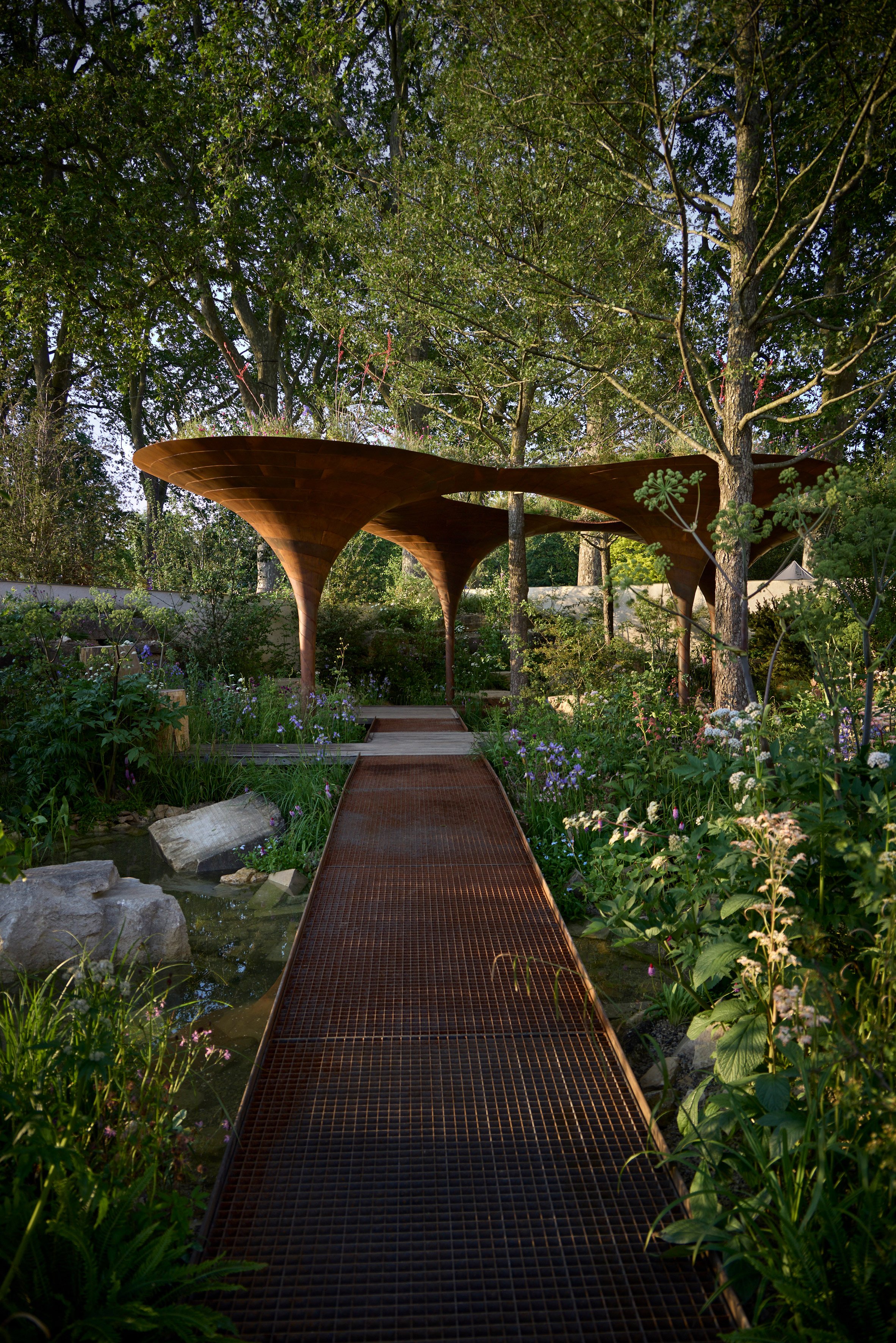 WaterAid 雨水收集綠建築 倫敦切爾西花卉展 RHS Chelsea Flower Show Je Ahn Tom Massey 全球水資源危機:WaterAid的使命與行動
WaterAid的全球與英國通訊總監Gemma Day說:
「全球每十人中就有一人缺乏乾淨的水,而氣候變遷正使情況更為嚴峻。更頻繁的洪水不僅影響脆弱的水源,持續更久的乾旱也使泉水枯竭。在WaterAid,我們支持世界各地受氣候變遷嚴重影響的社區,確保穩定的乾淨水供應,並結合適當的廁所設施和良好的衛生習慣,以保護人們免受極端天氣的最壞影響。」