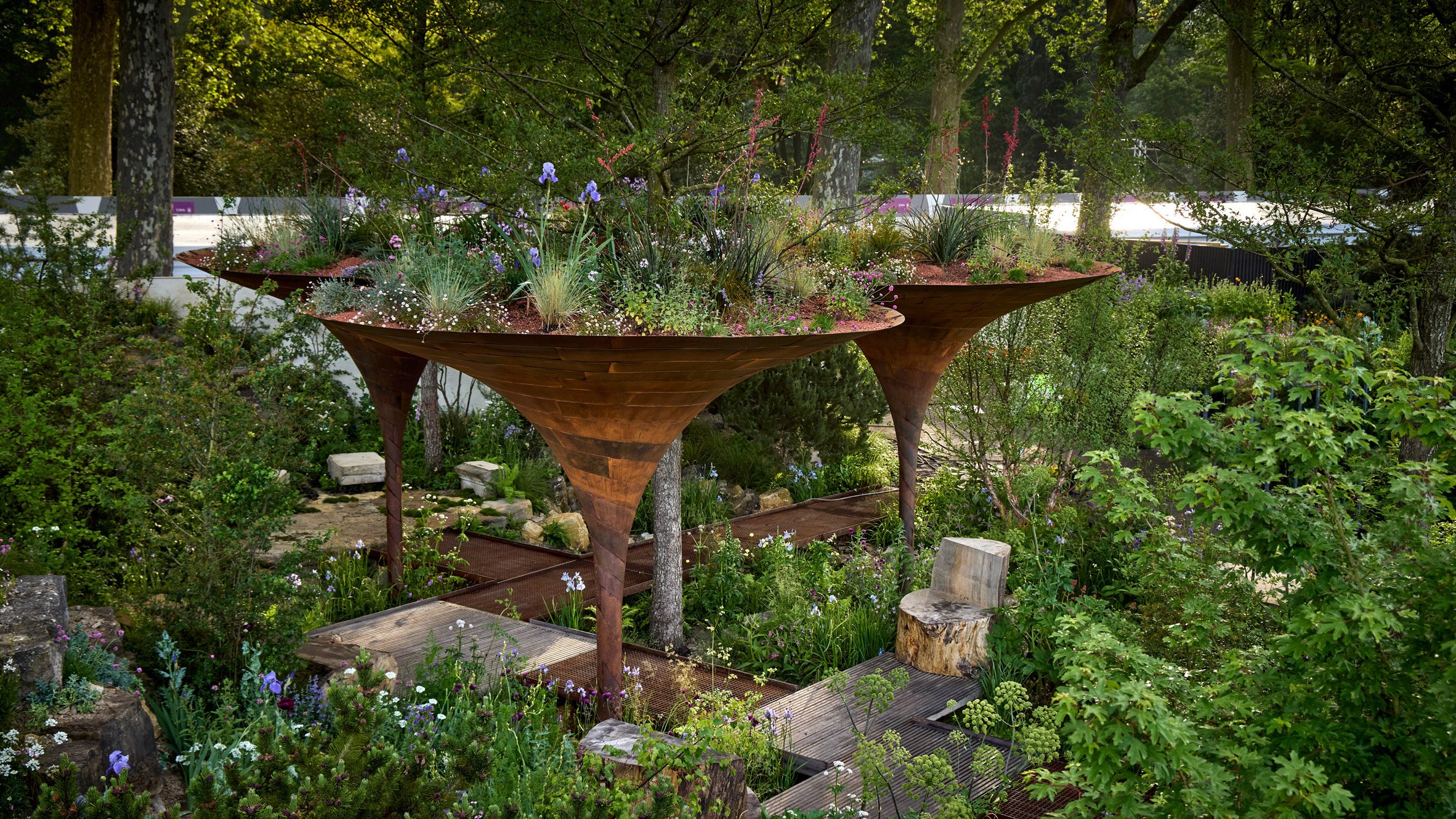 WaterAid 雨水收集綠建築 倫敦切爾西花卉展 RHS Chelsea Flower Show Je Ahn Tom Massey WaterAid雨水收集亭,以其獨特的造型和功能,展示了如何有效收集和儲存雨水,用於灌溉。這個設計不但能夠提升公眾對水資源管理的認識,也可以通過植物和再生材料展示應對氣候變遷的創新方法