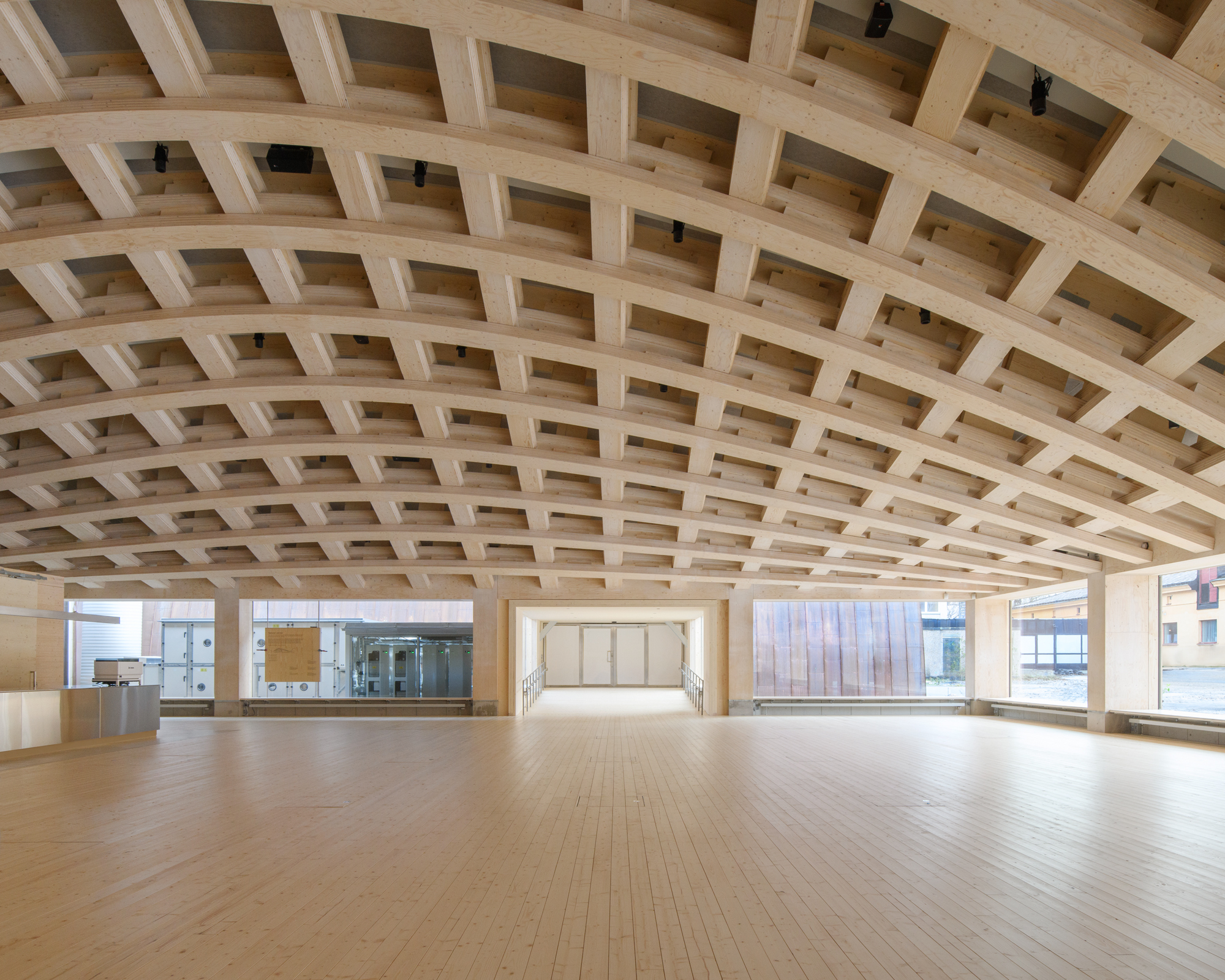 斯德哥爾摩科技博物館的「穹宇」(Wisdome Stockholm),其木質穹頂下,科技的複雜與人文的深邃在此交匯。Blumer Lehmann與合作夥伴攜手,以精湛工藝,將這座自由形態的木建築從圖紙化為現實。瑞典建築師事務所Elding Oscarson與工程師Florian Kosche,以交叉層積材(CLT)與層積材(LVL)為主體,回應了建築競賽的創新要求。瑞典與芬蘭合資的Stora Enso,則為這座建築提供了來自北歐森林的永續木材