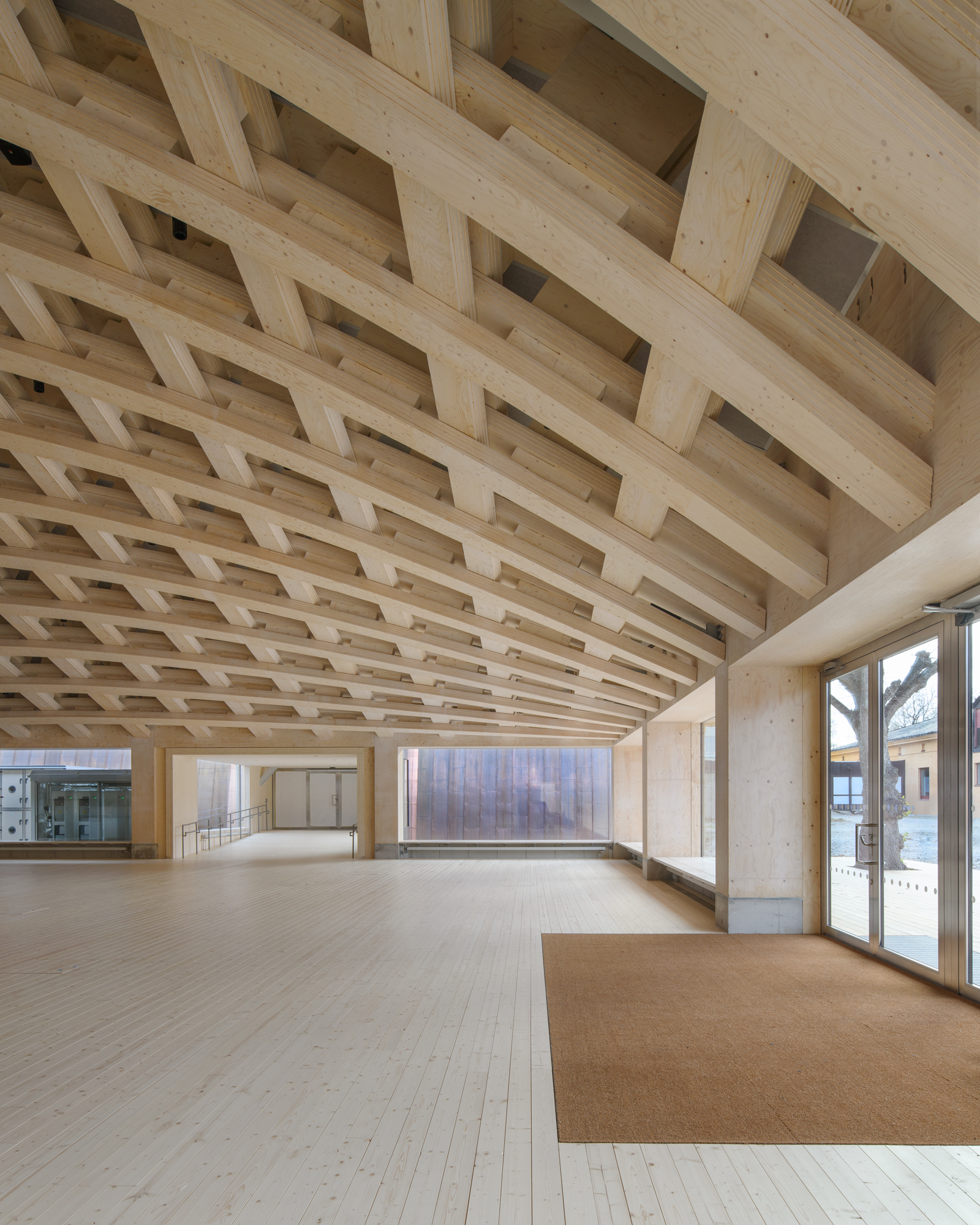 瑞典建築師事務所Elding Oscarson與工程師Florian Kosche,以交叉層積材(CLT)與層積材(LVL)為主體,回應了(Wisdome Stockholm)競圖的創新要求,瑞典與芬蘭合資的Stora Enso,則為這座建築提供了來自北歐森林的永續木材