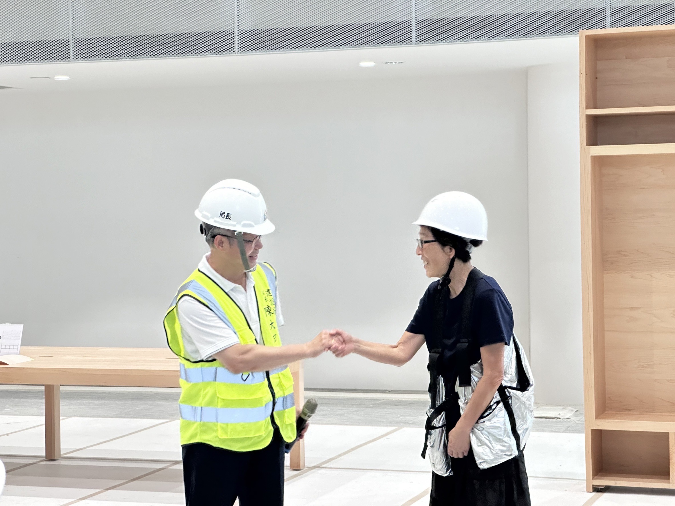 陳大田局長與妹島和世建築師合影