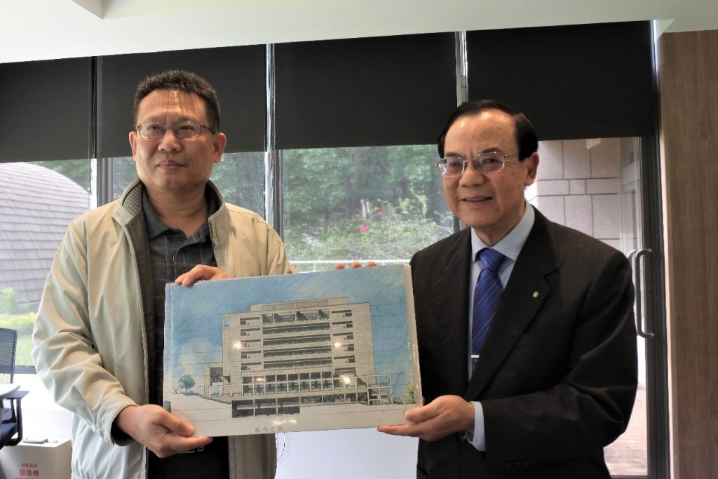 陳柏森建築師(右)交贈圖書館建築手繪設計圖,由袁賢銘館長代表接受。(攝影:周湘雲)
