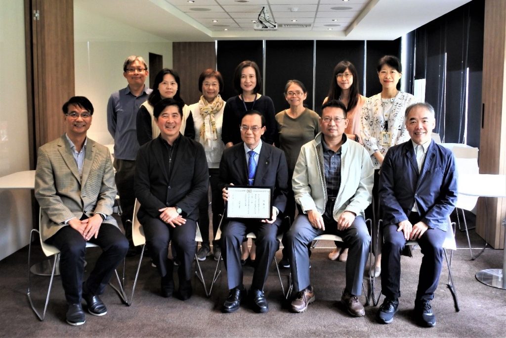 陳柏森建築師與圖書館同仁合影。前排左至右依序為:黃明居副館長、張基義總務長、陳柏森建築師、袁賢銘館長、曾成德院長。(攝影:周湘雲)