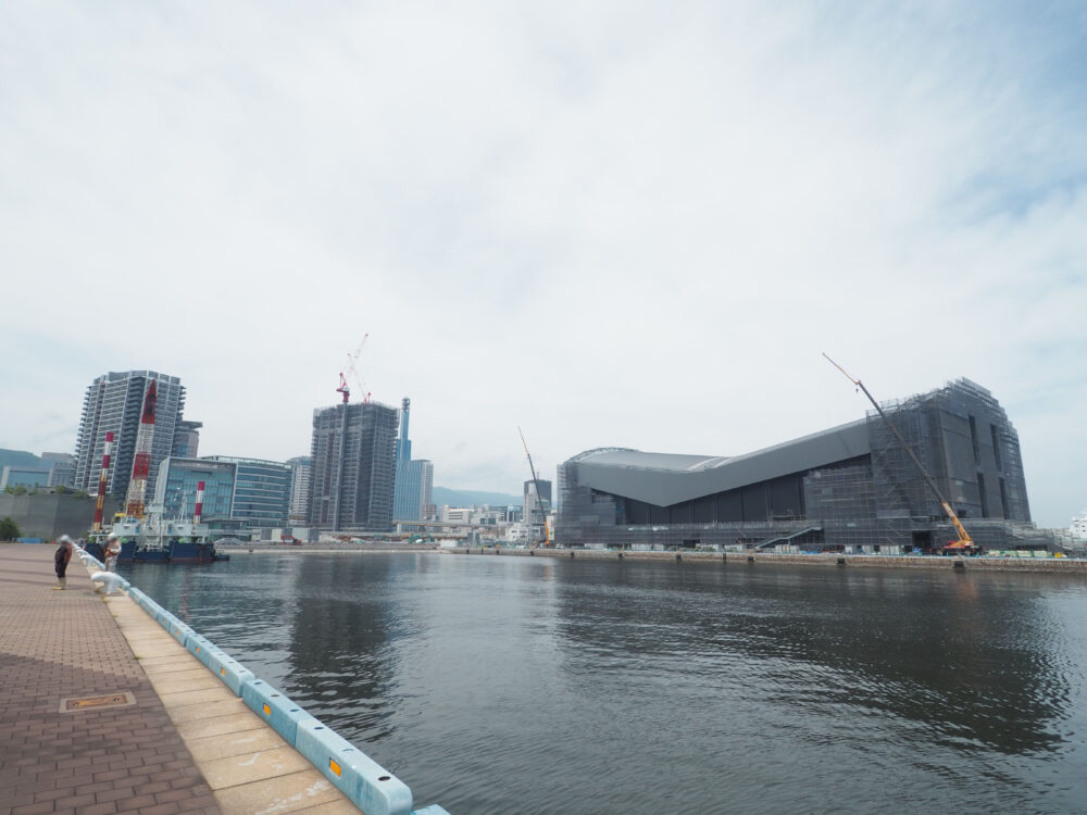 神戶「新港二號碼頭」上的 G-Lion Arena 體育館正在施工，時尚的外觀正逐漸顯現