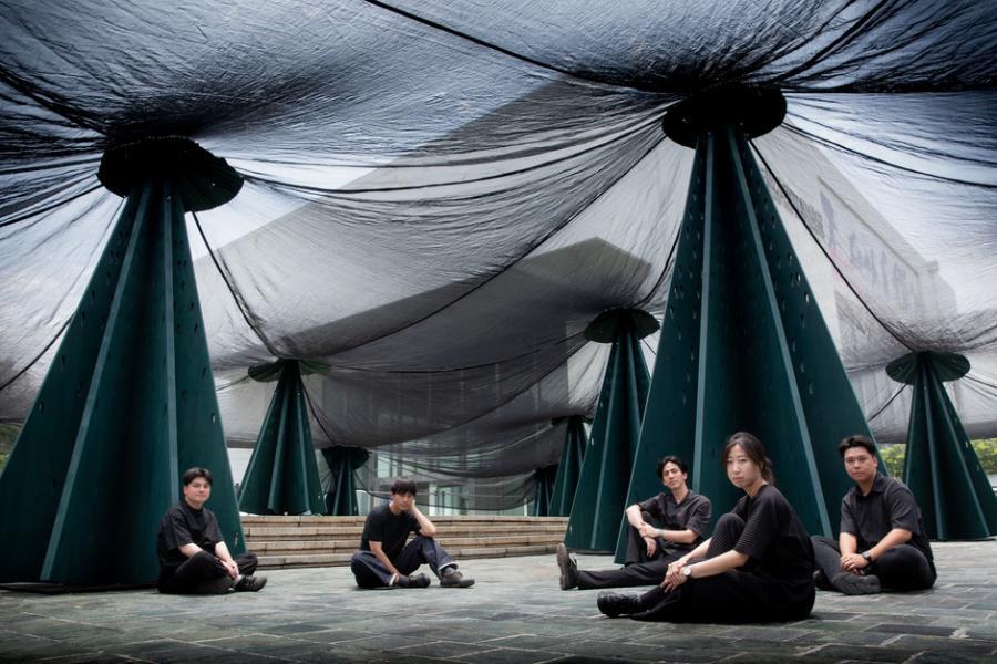 感想工作室成員與《林木林》。圖／由臺北市立美術館提供 感想工作室的成員為鄭皓鍾、邱元甫、張博允、陳思安、黃郁慈