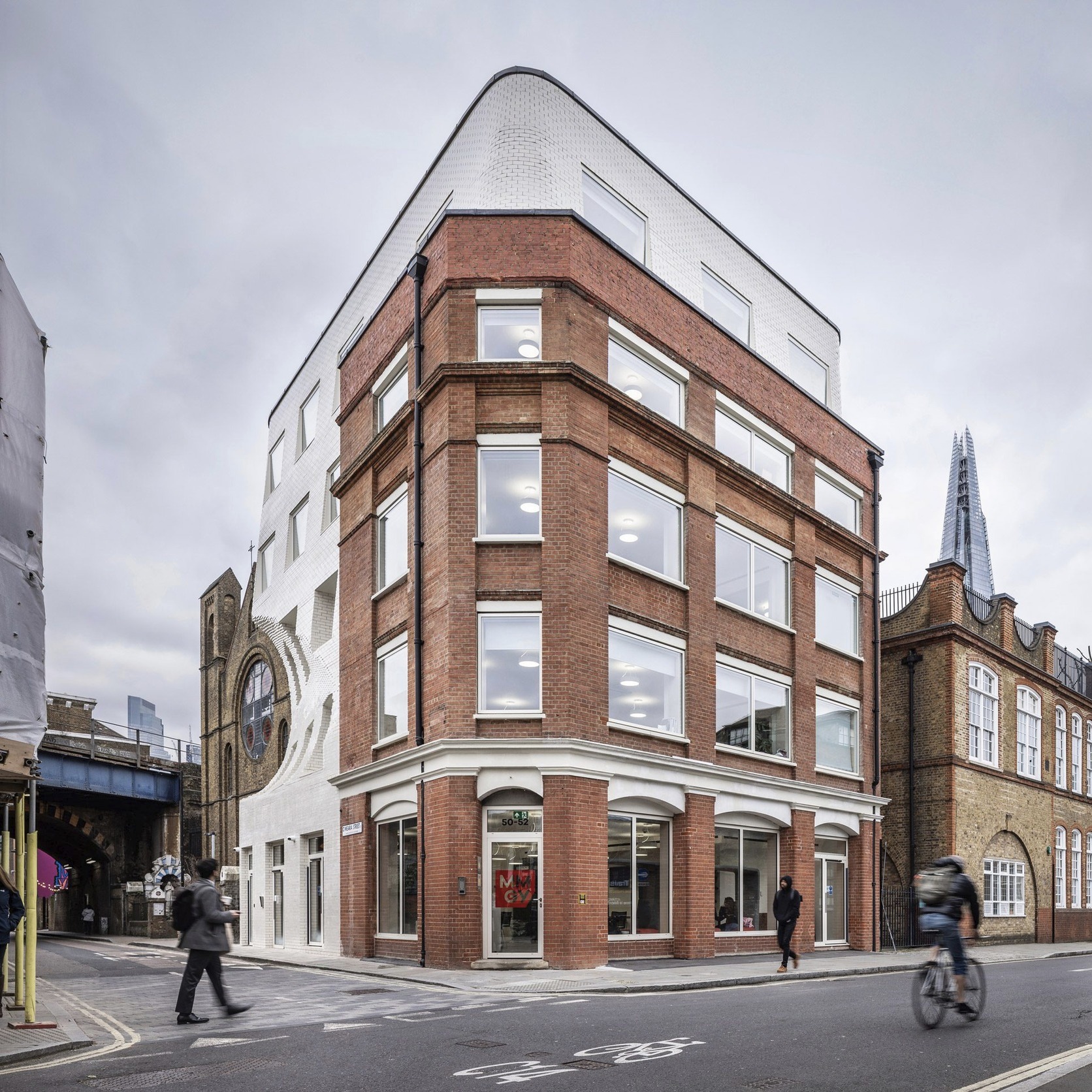 英國建築師事務所 Corstorphine & Wright 在倫敦為「The Scoop」辦公大樓進行增建,這棟四層樓高的辦公大樓向兩側和上方增建,並採用了釉面磚,其排列方式試圖將人們的視線引向鄰近二級保護教堂的圓形窗戶
