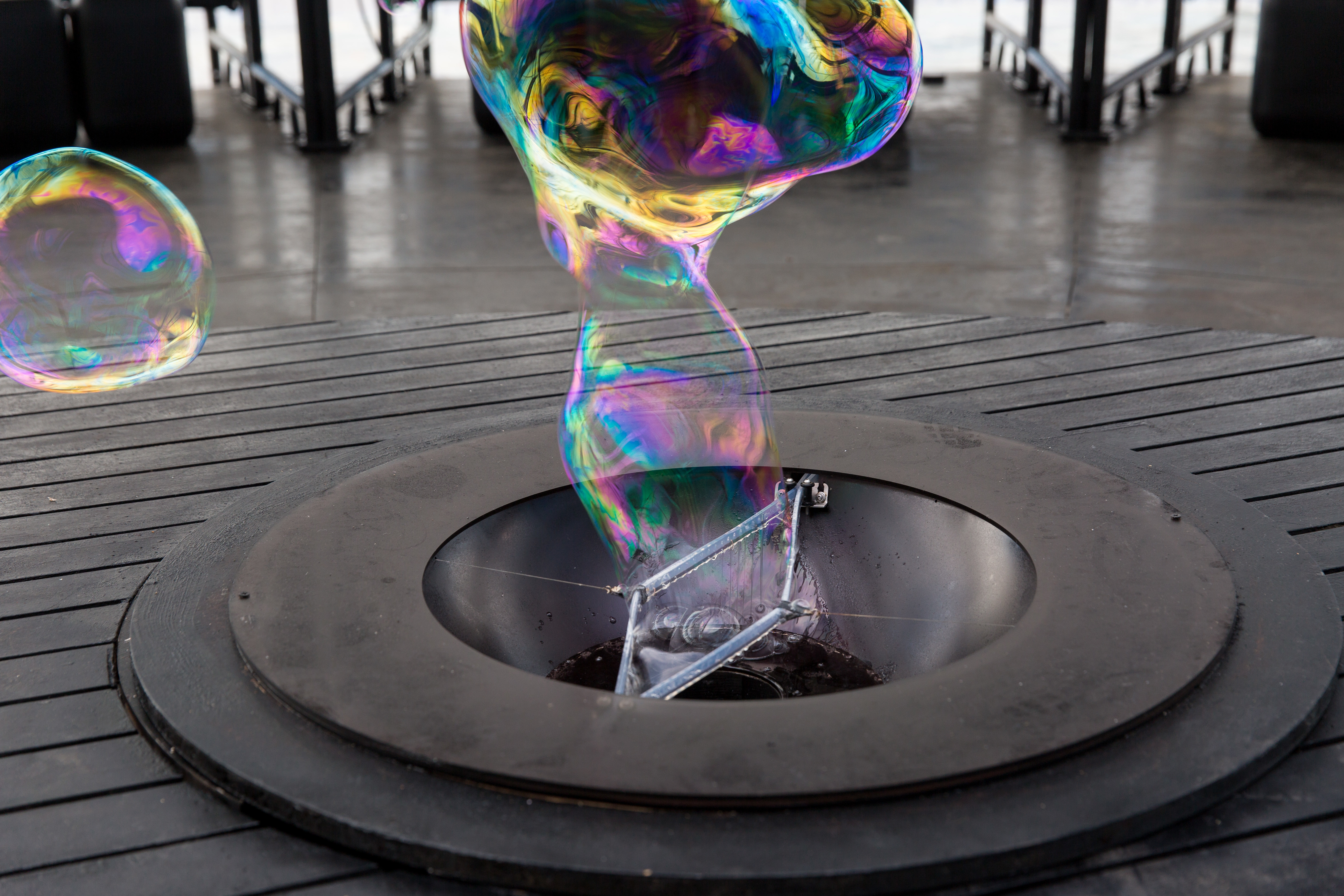 泡泡是《OO》發想的起點，將北美館空調系統整修的議題視覺化。圖片提供：台北市立美術館