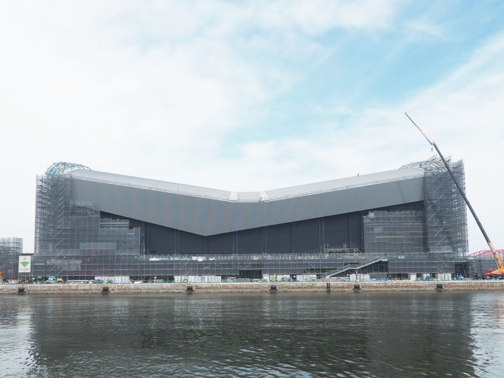 屋頂部分被淺灰色覆蓋，牆壁則採用了獨特的直線設計。 在圖片中，這些直線在夜間將被照亮