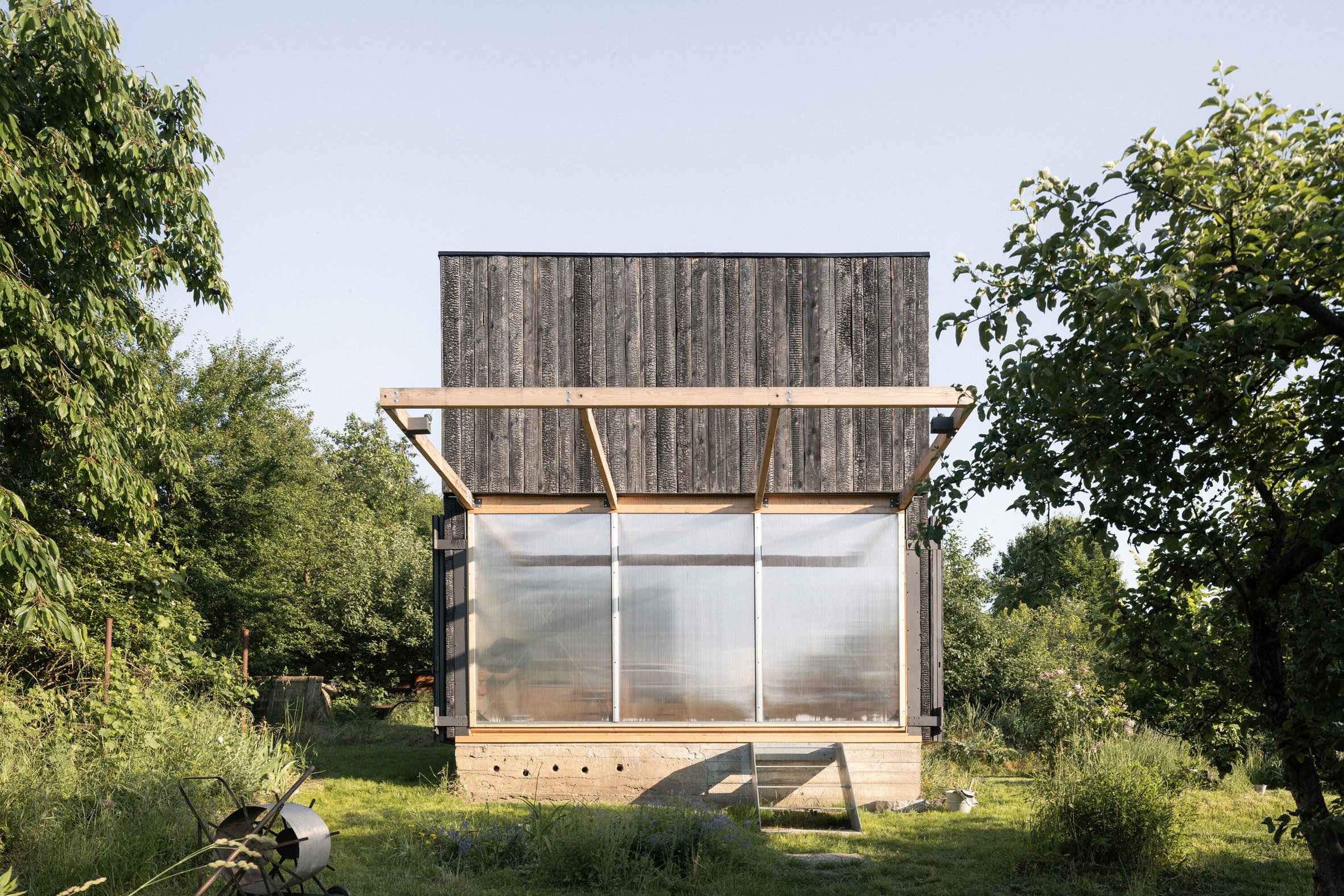 捷克建築事務所 Byró Architekti 在布拉格近郊,重新利用一棟破舊小屋殘存的部分,將其改造成一座名為「Garden Pavilion」的現代化木造結構,這座小木屋座落於伏爾塔瓦河(Vltava River)畔一座大花園的盡頭,僅使用了原小屋的所在狹地,巧妙地將室內外空間融合,讓使用者在享受自然美景的同時,也能有個遮風避雨的休憩之所