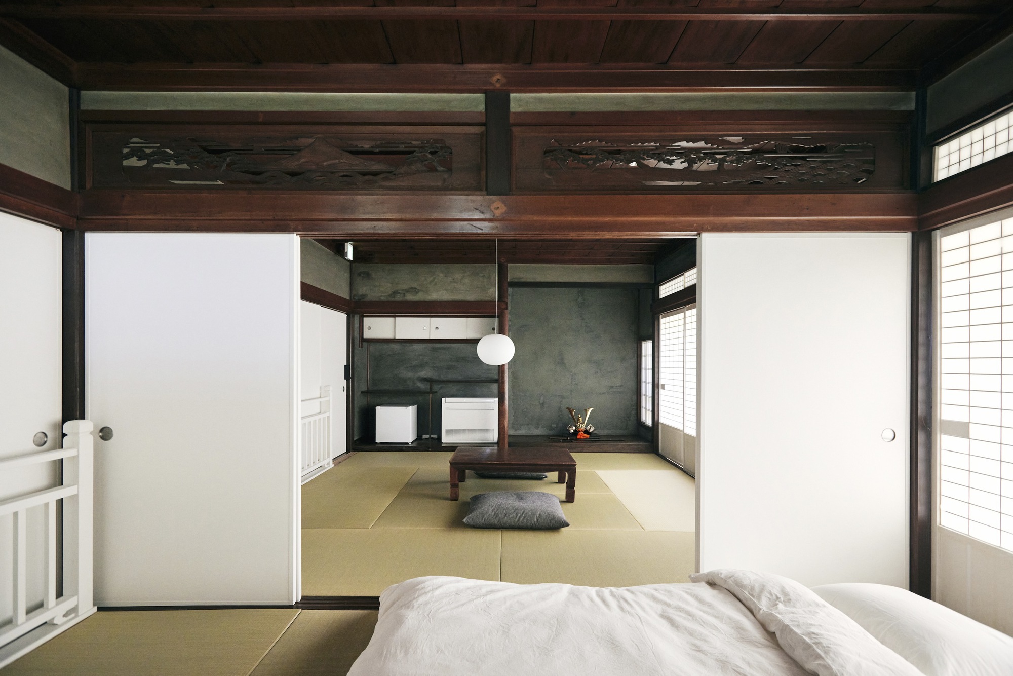 充滿濃厚日式美學的臥室：Hotel Jin 的室內設計展現了傳統日式風格，榻榻米地板和紙門營造出典雅而寧靜的氛圍。木製裝飾和現代家具的巧妙結合，不但能夠提供舒適的休息空間，也可以讓住客感受日本傳統文化的獨特魅力，成為旅行者體驗當地生活的理想場所