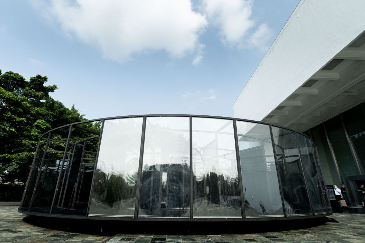 2020北美館X-Site獲勝作品:《膜》由跨領域團隊「何理互動設計」(Whyixd以偏光片(polarizer)的特殊光學效果創造層次多重疊加的空間,邀請觀眾迷走於邊界曖昧、真實與幻境交疊的超感空間