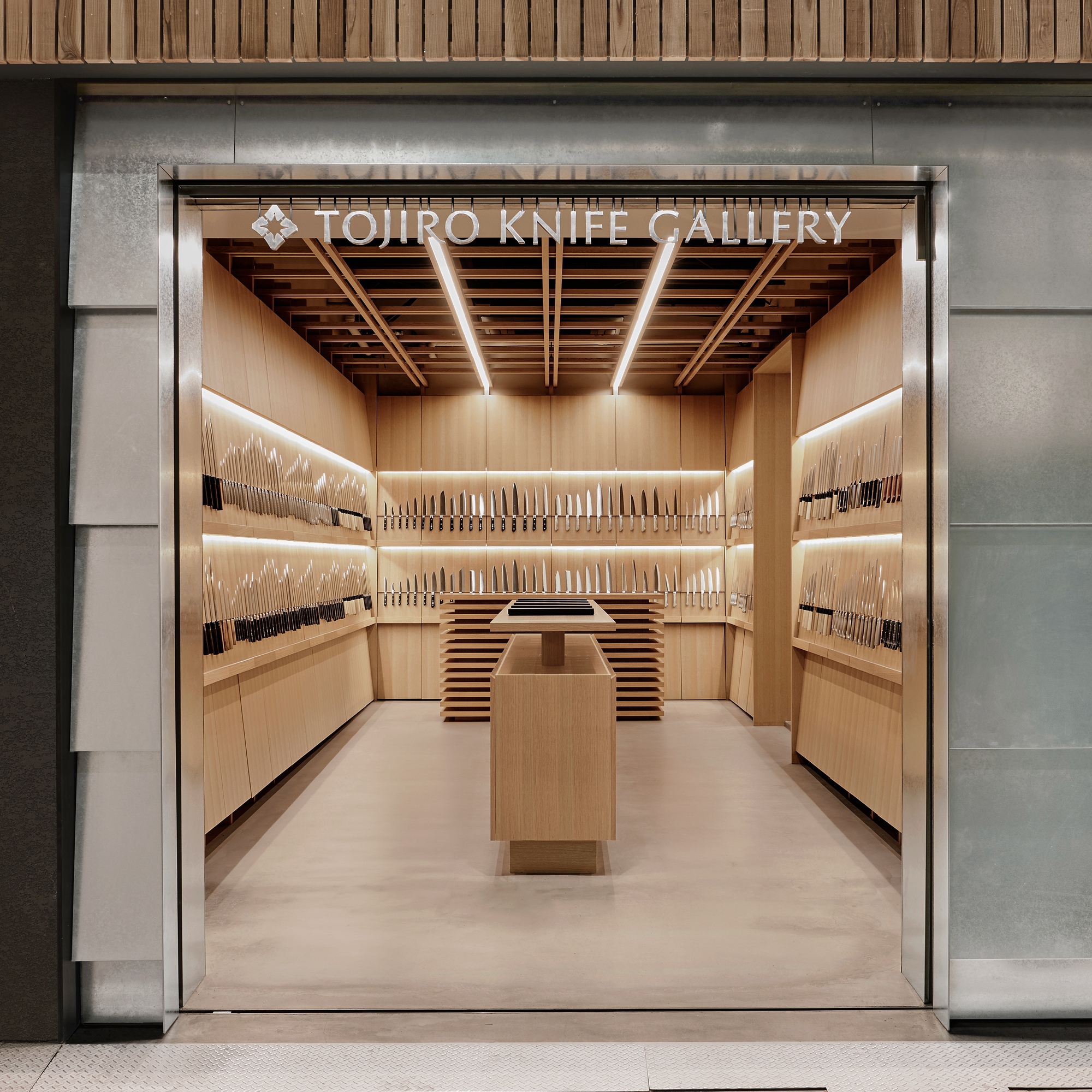 TOJIRO Knife Gallery 藤次郎刀具大阪直營店 室內設計 KATATA YOSHIHITO DESIGN傳統日本美學深受禪宗思想影響,強調簡約、自然與內斂的美感。這些特質在藤次郎的刀具展示間充分展現。設計團隊選擇木材作為主要材料,這不僅是因為木材在日本傳統建築中的重要地位,也因為它能夠營造出自然溫暖的氛圍