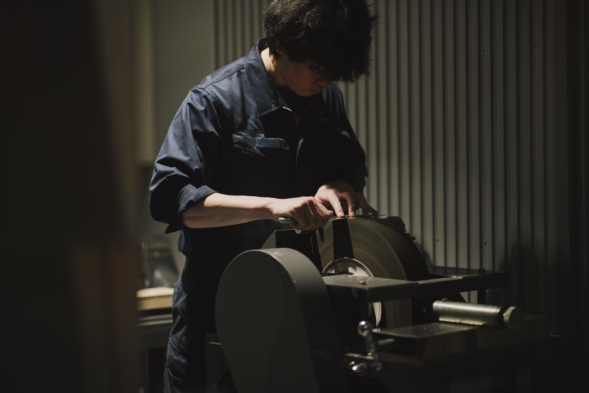 TOJIRO Knife Gallery 藤次郎刀具大阪直營店 室內設計 KATATA YOSHIHITO DESIGN 顧客可以透過店外的玻璃窗,直接觀察刀具維修的過程,彷彿置身於藤次郎位於燕山三條的主要工廠