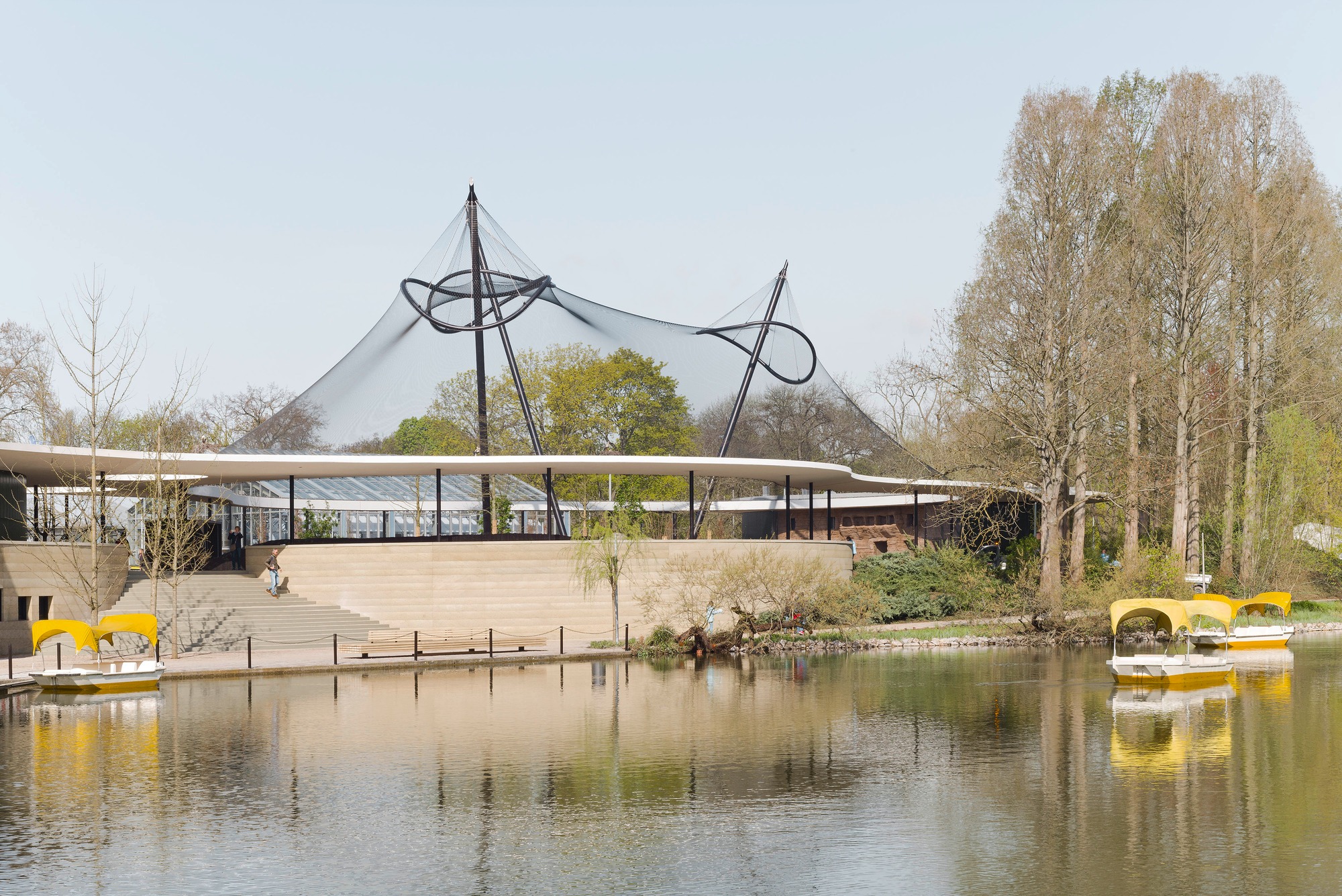 蘆森公園(Luisenpark)是德國曼海姆市的一顆璀璨明珠,自1903年開園以來,Grünes Erlebniszentrum im Luisenpark 一直是當地居民和遊客的熱門休閒勝地。這座佔地41公頃的城市綠洲不僅提供了豐富的自然景觀,還融合了多元的文化元素,成為曼海姆市的標誌性地標之一。
2023年,蘆森公園(Grünes Erlebniszentrum im Luisenpark)迎來了一次重要的更新——由德國知名建築師事務所Bez+Kock Architekten設計的「綠色體驗中心」(Green Experience Center)正式投入使用。這個創新作品的主要設計師Martin Bez和Thorsten Kock以其獨特的視角,為公園帶來了全新的活力。
