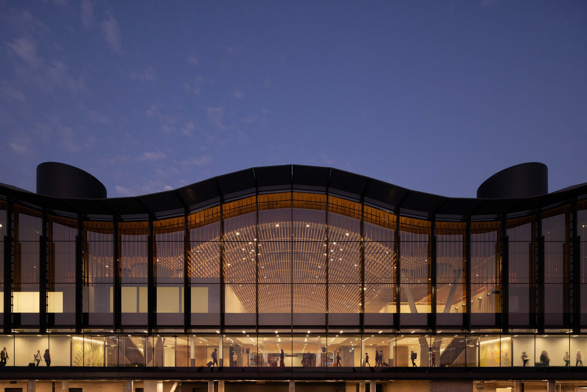 美國建築師事務所ZGF Architects設計的波特蘭國際機場(Portland International Airport)主要航廈增建工程,採用預鑄膠合木(Mass Timber)木構系統興建,屋頂以鋼骨與膠合層壓木材(GLT)為主,宛如一座木之殿堂