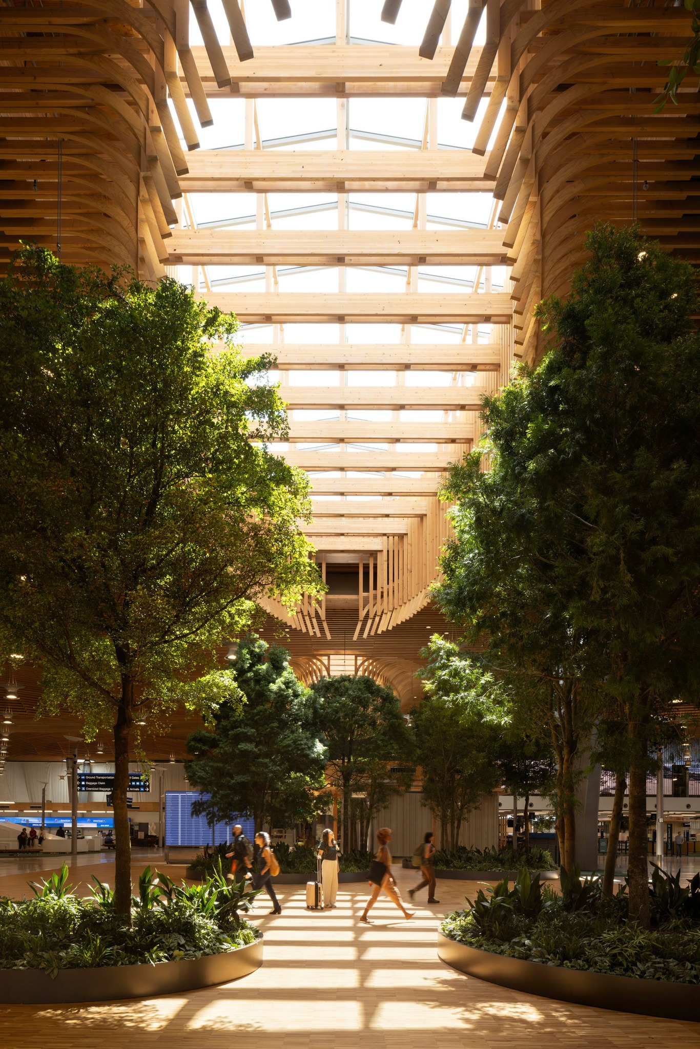 為了進一步加強自然的氛圍,ZGF Architects 與景觀建築師事務所 Place 合作,在機場內種植了 72 棵大樹和 5,000 棵植物,部分植物高度可達 25 英尺(7.6 米)。其中許多植物被配置為「懸掛花園」,蔓藤垂掛在大面積玻璃上,柔化光線的同時,反映出俄勒岡州(Oregon)本地的植被特色