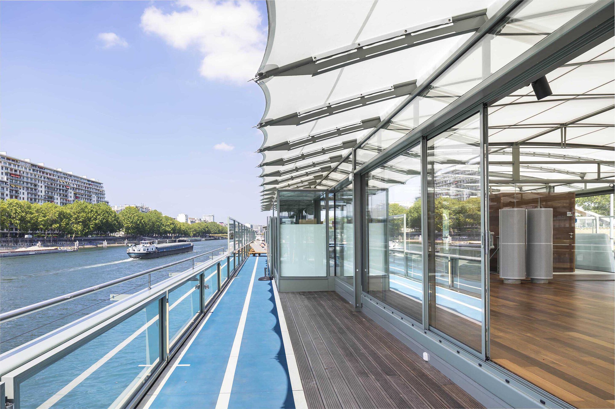 在綠建築設計方面，「Annette K」也有出色的表現。游泳池產生的熱量被回收利用，用於加熱下層的所有空間。這種能源利用方式不僅減少了建築的能耗，也提高了整體的能源效率。此外，環繞露台的跑道不僅為健身愛好者提供了絕佳的運動場所，還創造了一個動感十足的環形結構，讓建築的邊緣線條更顯輕盈，同時提供了360度的全景視野