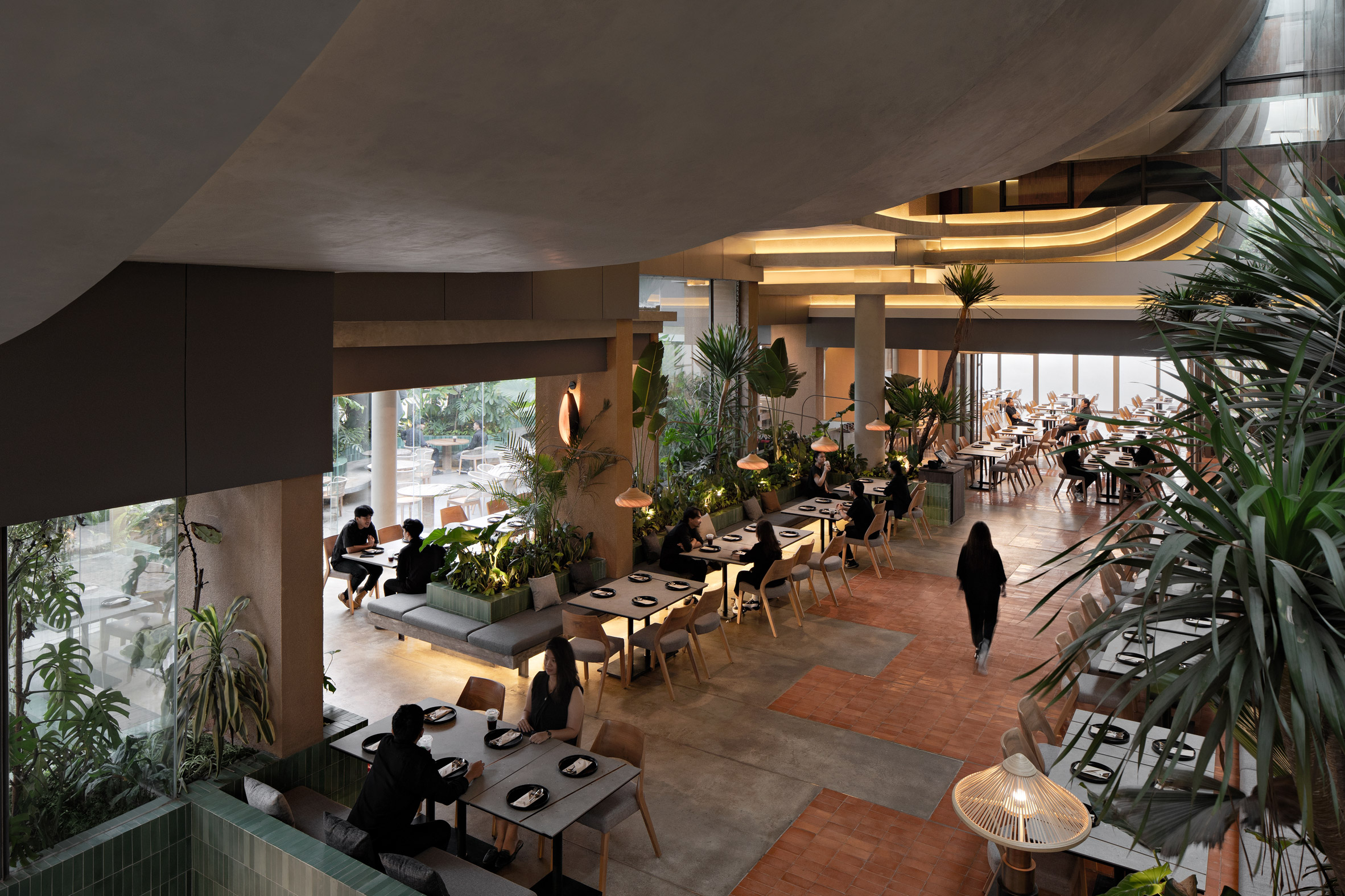 雅加達 印尼建築師事務所RAD+ar(Research Artistic Design + architecture Aruma restaurant and bar 酒吧餐廳 在屋頂設置狹長的天窗,使得光線得以穿透屋頂,為餐廳內部提供充足的照明