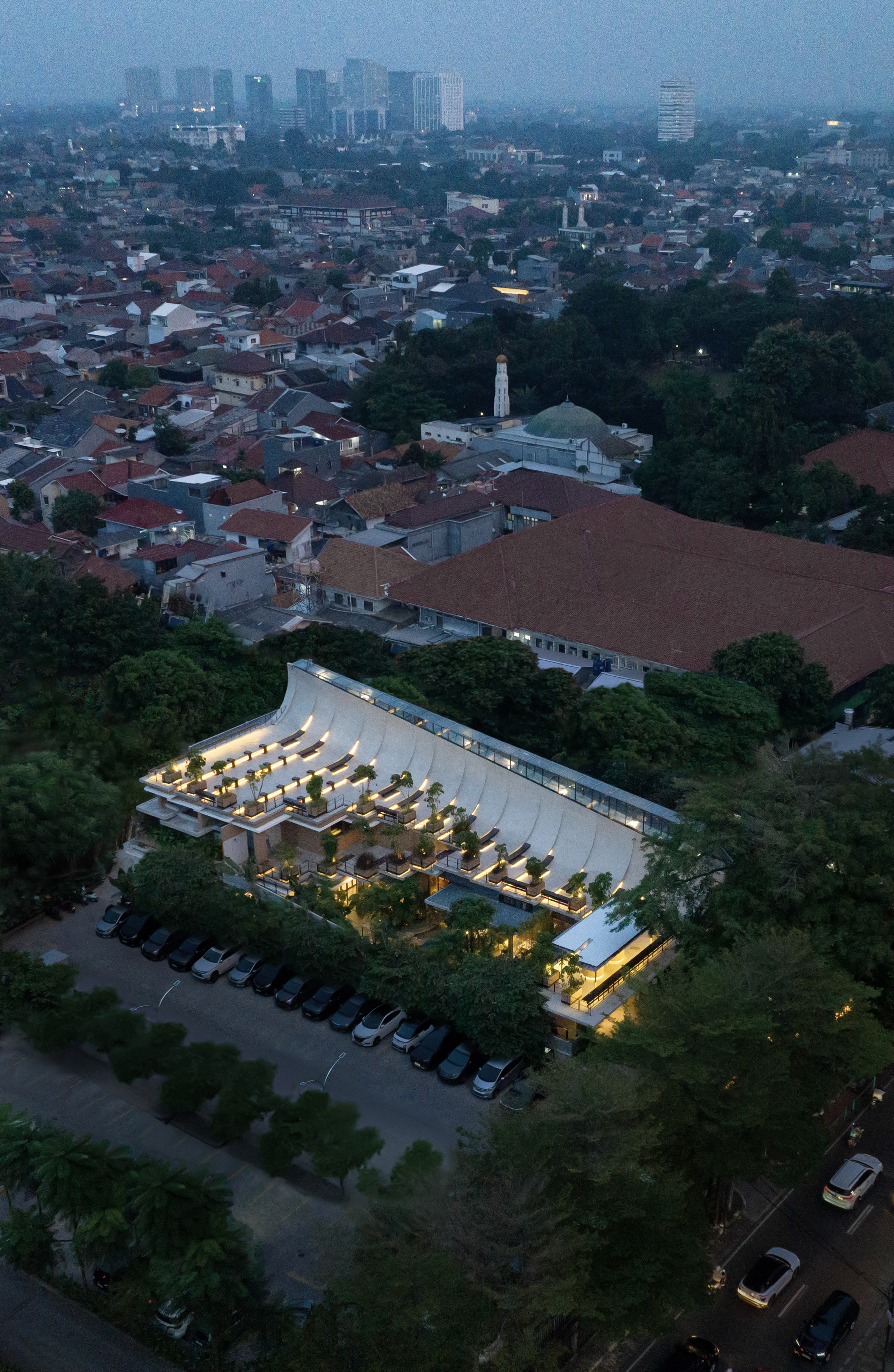 雅加達 印尼建築師事務所RAD+ar(Research Artistic Design + architecture Aruma restaurant and bar 酒吧餐廳 波浪形屋頂不僅僅是一個屋頂,它還具備了多種功能,包括立面、牆體、懸臂結構、流通路線以及家具的功能。這些元素在設計中被完美地融合在一起,創造出了一個現代感十足且與熱帶環境相協調的建築形式