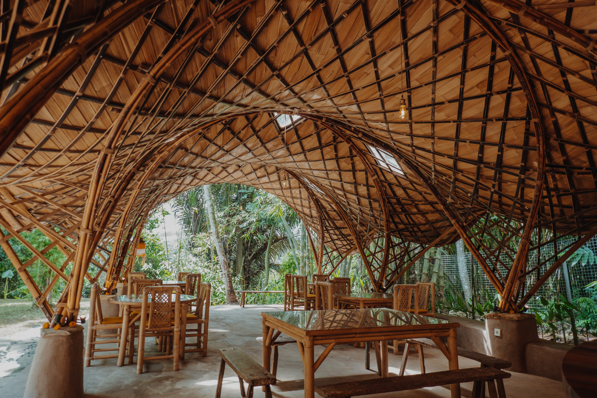 印尼Bamboo U提供的11天課程是一次徹底沉浸於竹子世界的獨特體驗，學員們住宿的蒙古包、用餐的廚房以及上課的教室，全部都是用當地砍伐的竹子建造而成