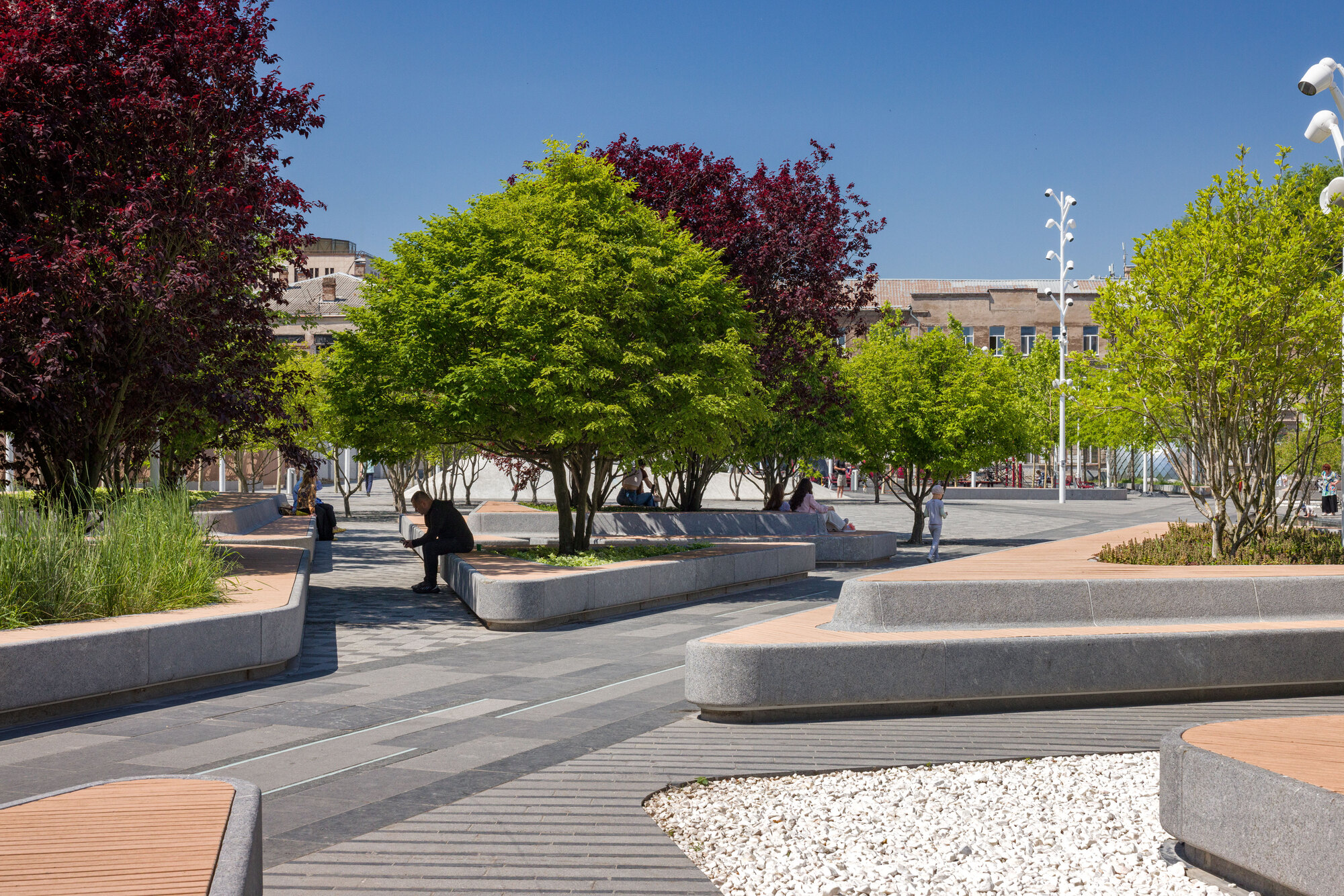 豐富的街道家具，為這些在公共空間活動的人們提供休憩空間 Reconstruction Uspenska Square 烏克蘭第聶伯Dnipro廣場重新規劃工程 廣場、公共空間、開放空間、烏克蘭建築、烏克蘭建築師、都市設計 Dmytro Volyk、Ksenia Donetska