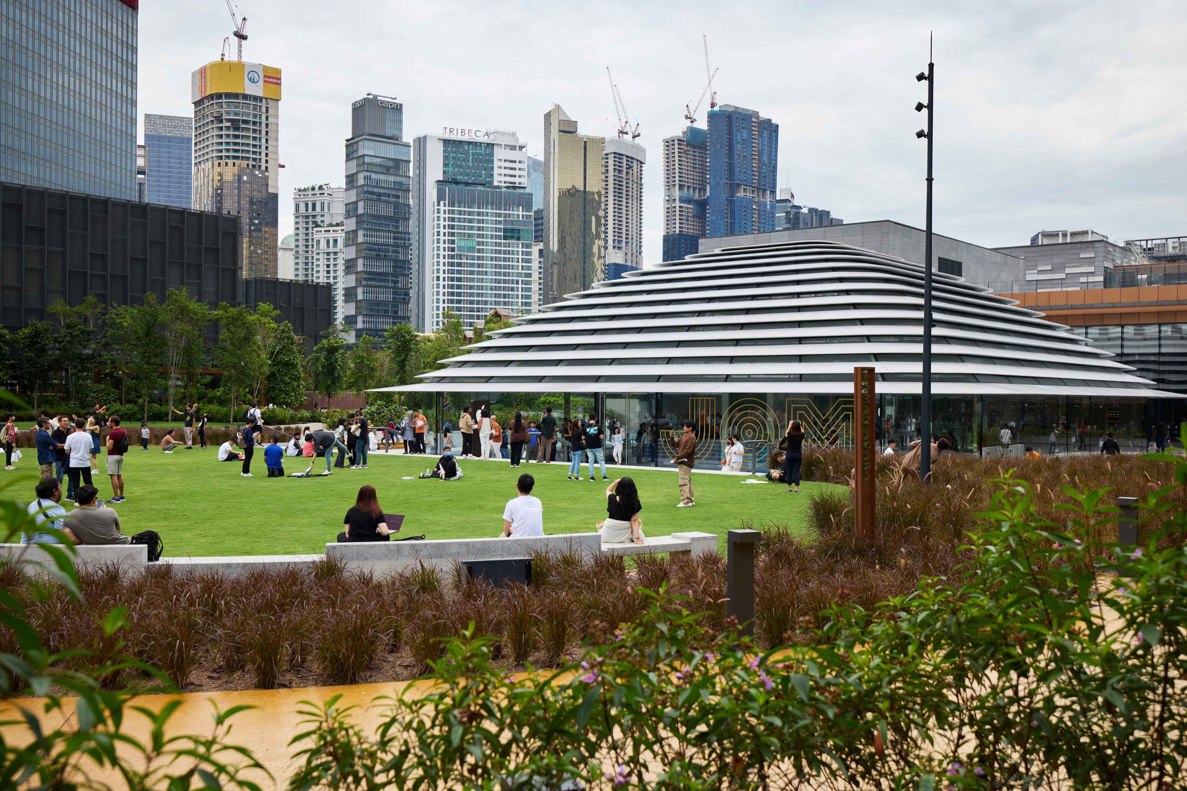 Foster + Partners 由普利茲克獎建築大師Norman Foster於1967年創立,曾與APPLE多次合作,在全球各地打造數十間Apple Store,蘋果在馬來西亞第一間直營店,就委託這個優秀的英國建築師事務所設計