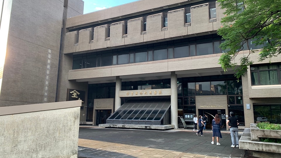 台灣建築界首度舉辦的「台灣建築25年獎」,由潘冀建築師事務所與王秋華建築師共同設計的「中原大學張靜愚紀念圖書館」在眾多競爭者中脫穎而出,榮獲首屆「台灣建築25年獎」最高榮譽