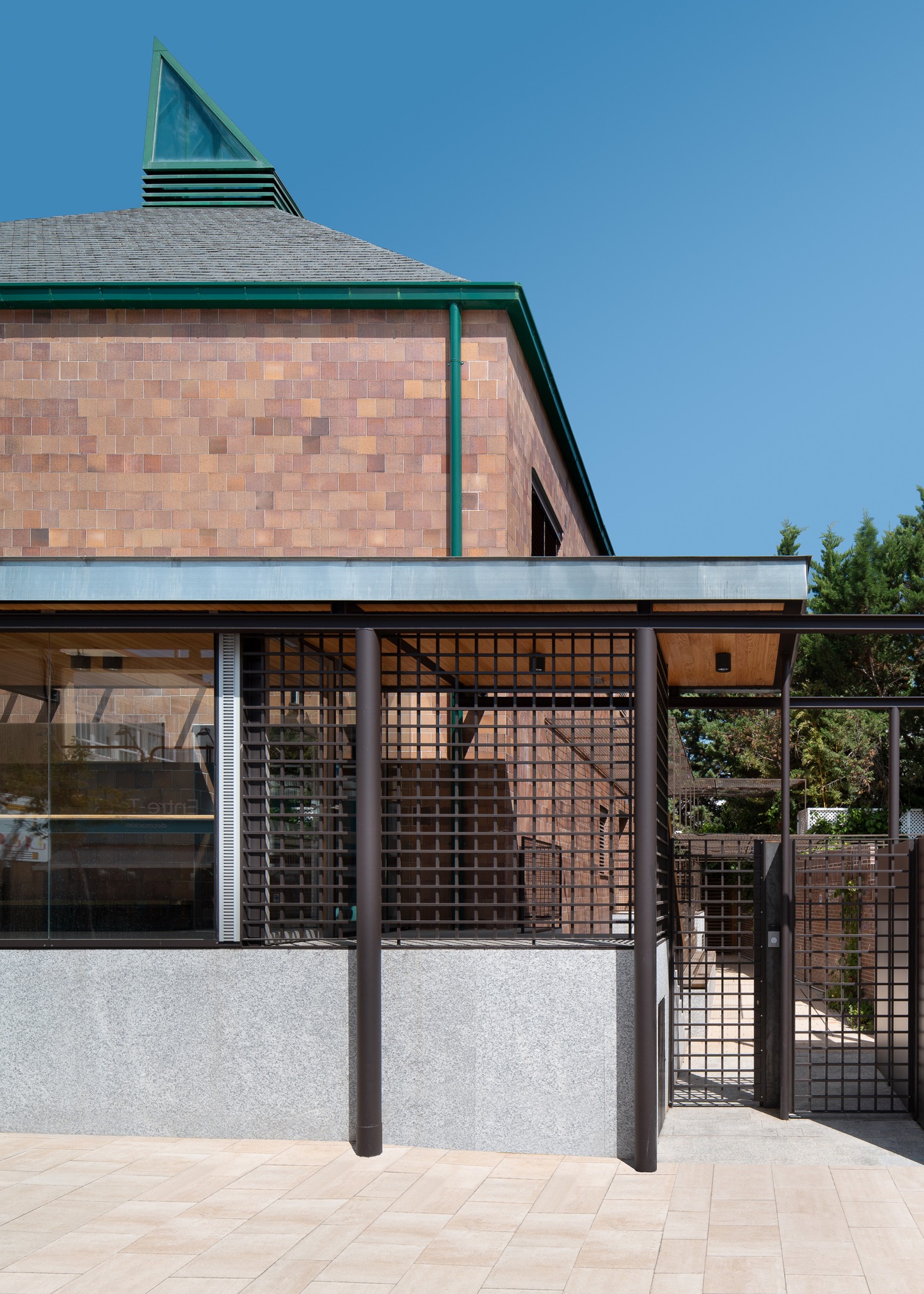 位於西班牙馬德里自治區的文化圖書館「Caja de Cultura de Torrelodones」，由西班牙建築師Gabriel Gallegos Borges精心改造，建築的前身是一棟商業空間，由建築師Fco. Javier Sáenz de Oíza於1994年設計