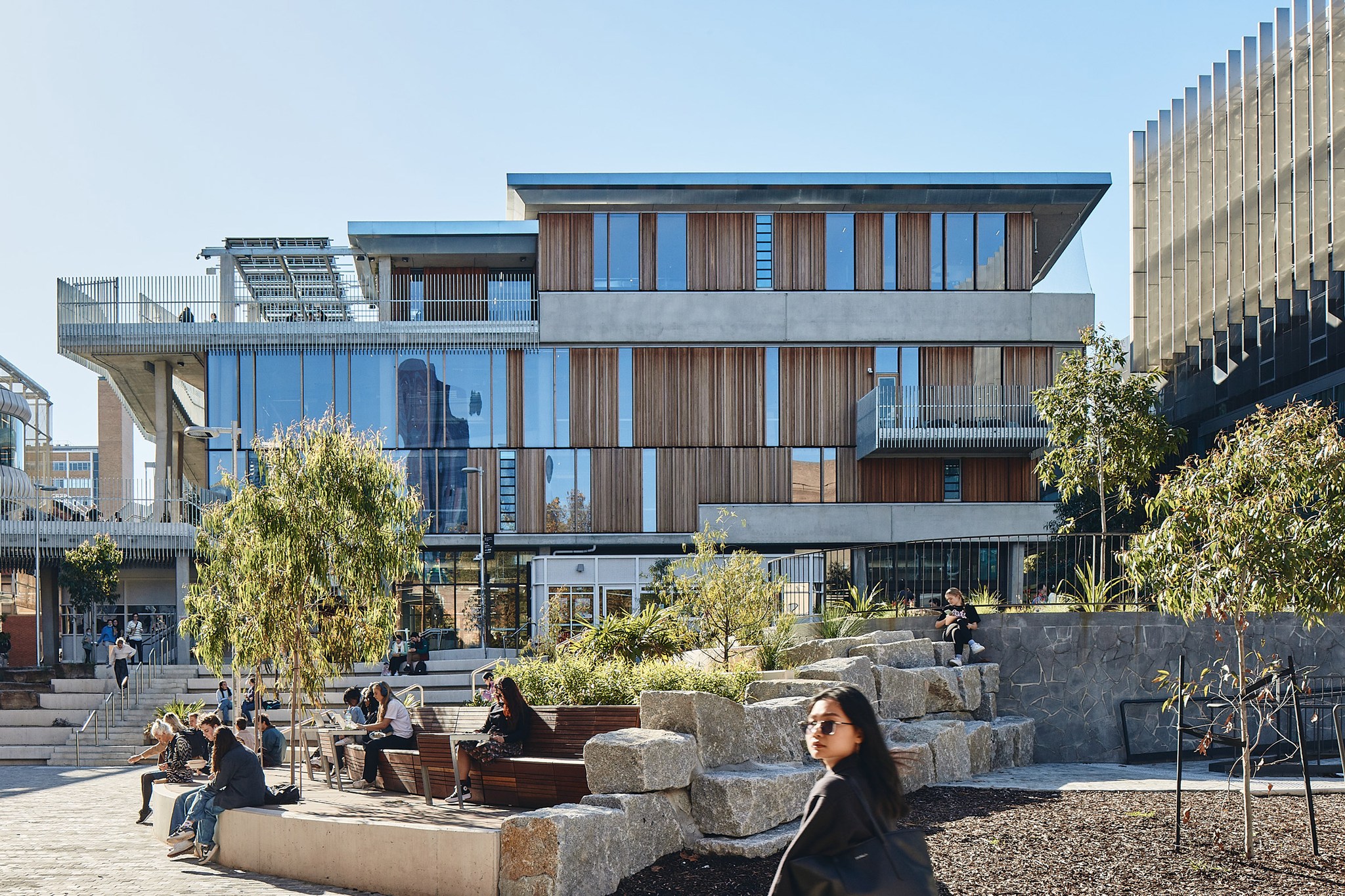 榮獲澳洲綠建築協會（Green Building Council of Australia）頒發的Green Star六星認證，這是該國最具聲望的可持續建築認證之一。設計團隊採用補充性水泥材料，如粉煤灰和高爐渣，減少了30%的水泥使用量。同時，施工過程中回收了50%的用水量