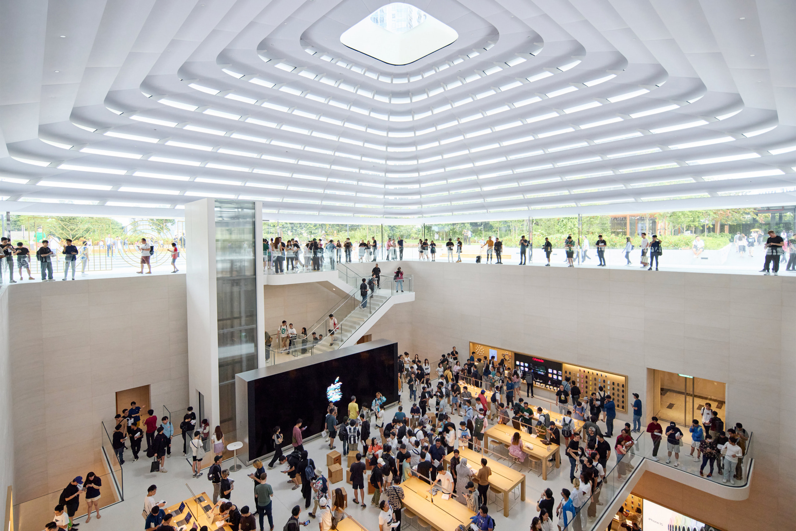回應馬來西亞炎熱的熱帶氣候,設計團隊為Apple The Exchange TRX打造了一個26.5公尺x26.5公尺的方形屋頂,結合玻璃穹頂和3D層疊式遮陽結構,有效減少太陽輻射,並在門市周遭創造了遮蔭步道,中央採用30%陶瓷磨砂處理的玻璃天窗也為室內引進柔和的日光
