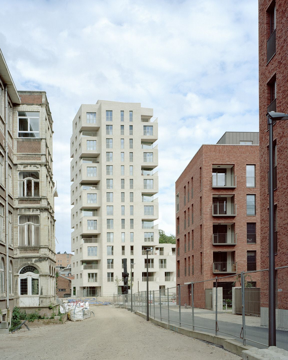 Hertogensite Leuven 魯汶城住宅社區 英國建築大師David Chipperfield Hertogensite自2021年5月開始施工,於2024年春季迎來首批住戶。這座建築的前身是聖彼得醫院,現今則化身為一座現代化的住宅,包含25間公寓與9戶城市住宅。為這片曾經灰色的混凝土停車場注入了新生命,更將其轉變為一個充滿活力的城市社區