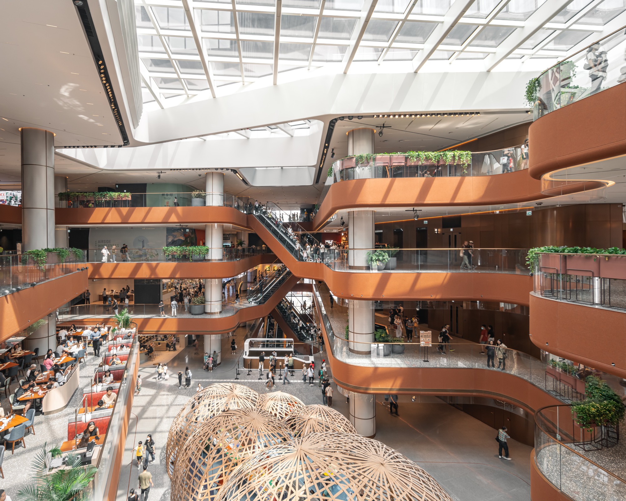 香港啟德機場AIRSIDE綜合地標大樓/Snohetta Snøhetta與MINIWIZ合作為AIRSIDE購物中心注入環保理念,打造循環經濟平台。MINIWIZ創作的內裝布料由廢棄塑膠瓶纖維製成,具視覺美感並展現再利用潛力,提供高效隔熱牆,將廢棄物轉化為實用建材