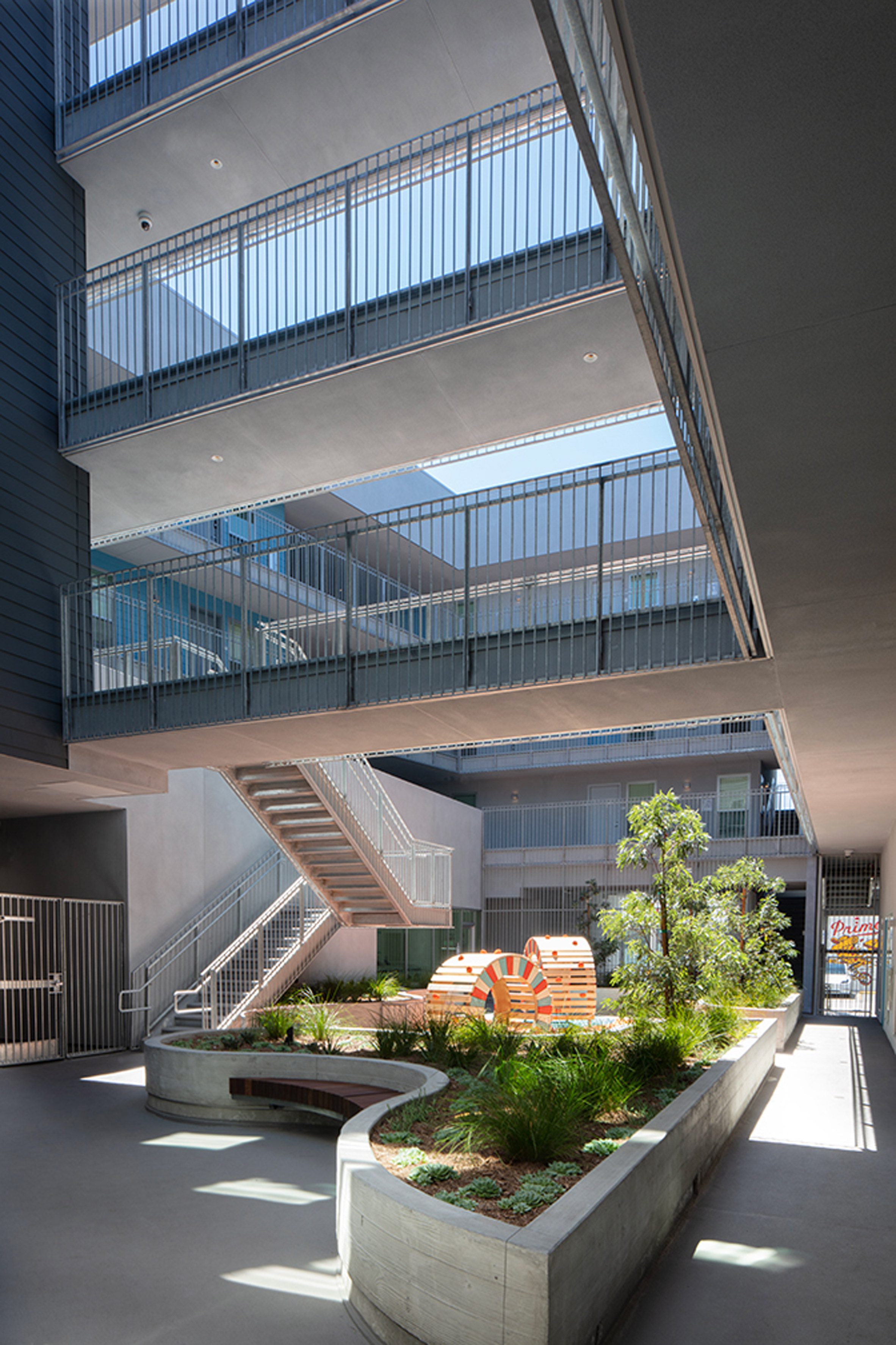 建築師刻意打破建築物的量體，創造出社交區域，使建築更加開放，呼應了南加州傳統庭院住宅的設計理念。中庭是介於家庭和街道之間的半公共空間，在城市中，庭院是一種都市住宅類型，可以融入社區