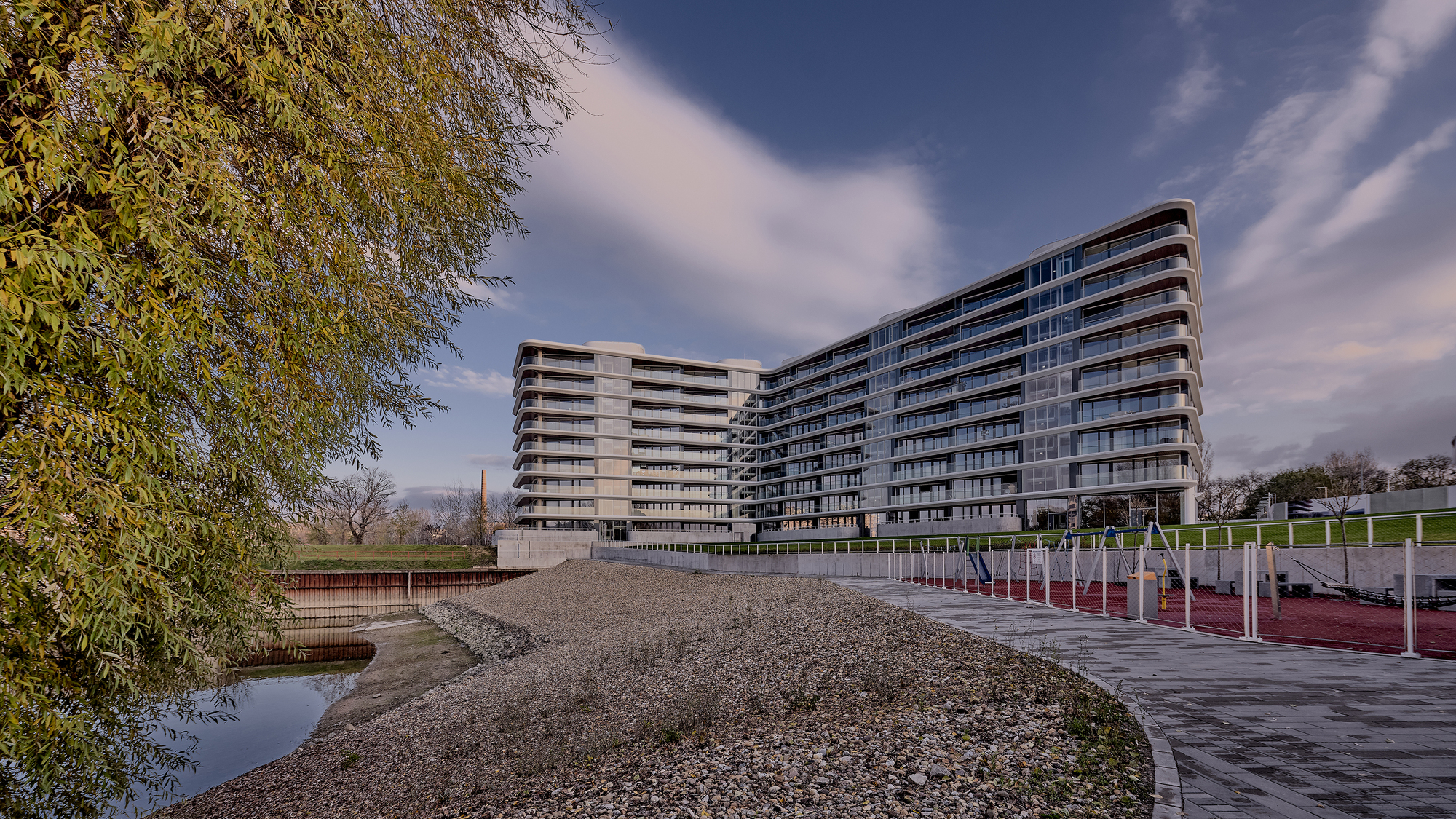 匈牙利布達佩斯 Danubio Budapest Building 建案、住宅、集合住宅、匈牙利建築 T2.a Architects 由匈牙利建築師事務所T2.a Architects精心打造，這座總地板面積達40,000平方公尺的集合住宅矗立於多瑙河畔，不僅重新定義了布達佩斯的天際線，更為這座古老城市注入了嶄新的生命力