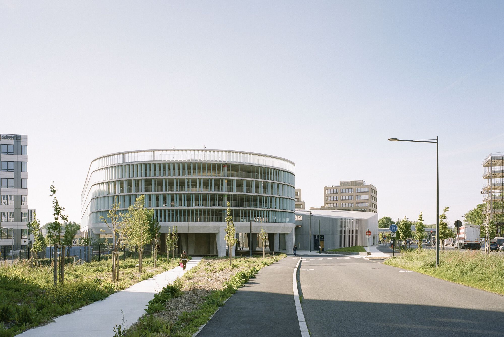 法國 Cesson-Viasilva  捷運車站(métro de Rennes)  Ateliers O-S architectes 法國 Cesson-Viasilva  捷運車站結合了現代設計與綠建築理念，周圍綠化景觀豐富，顯示出對永續發展的重視，重視基本機能，更是雷恩市都市更新中的環保典範，為未來都市發展帶來新的的可能性