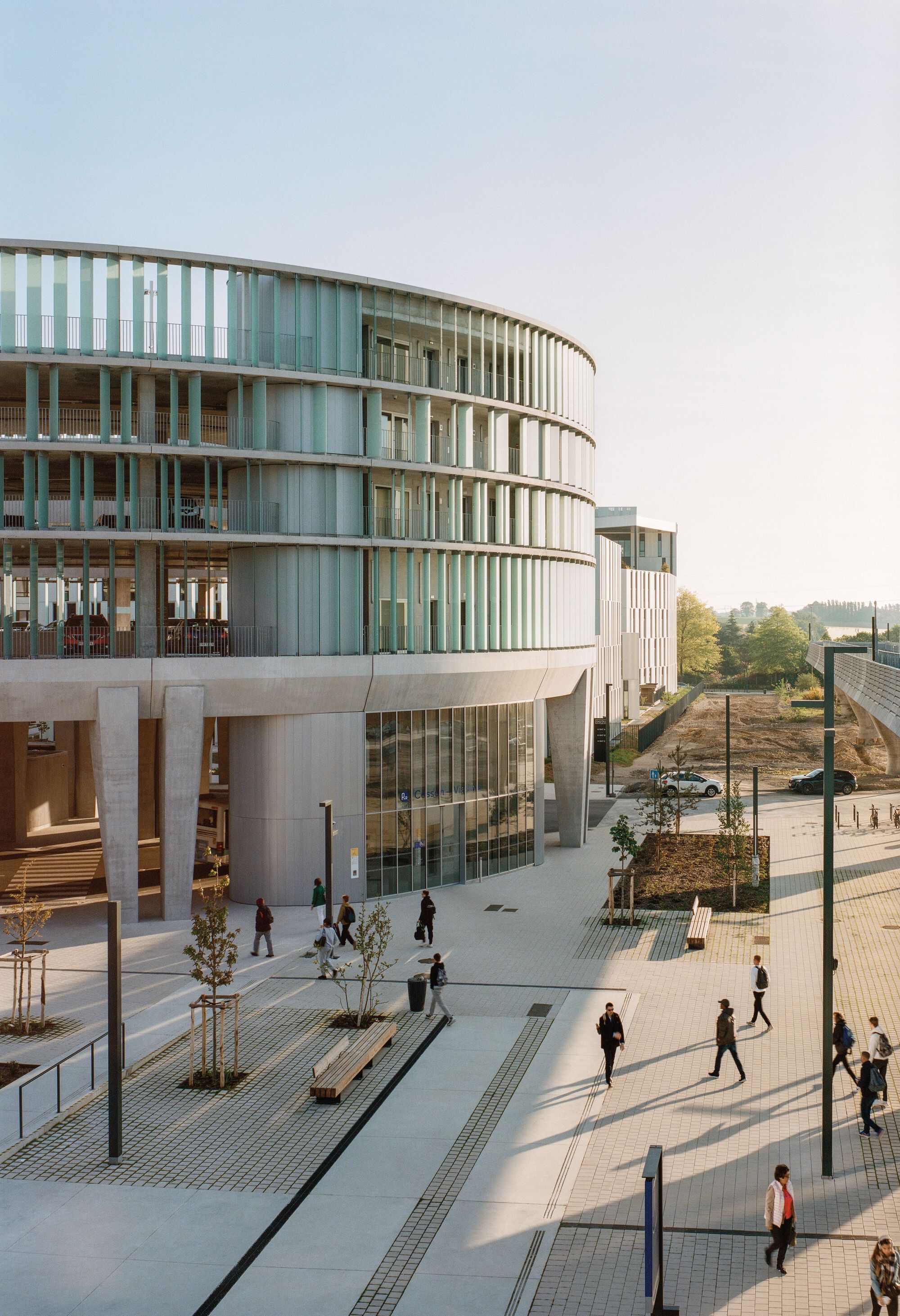 法國 Cesson - Viasilva (métro de Rennes) 捷運地鐵站 Ateliers O-S architectes 法國雷恩市(Rennes)郊區的Cesson-Viasilva,是由法國建築師事務所Ateliers O-S Architectes精心設計的多功能複合設施,Cesson-Viasilva是雷恩地鐵B線(Ligne B du métro de Rennes)當中的一站,不僅做為立體停車場及地鐵車站使用,更是雷恩市都市更新計畫中的重要一環