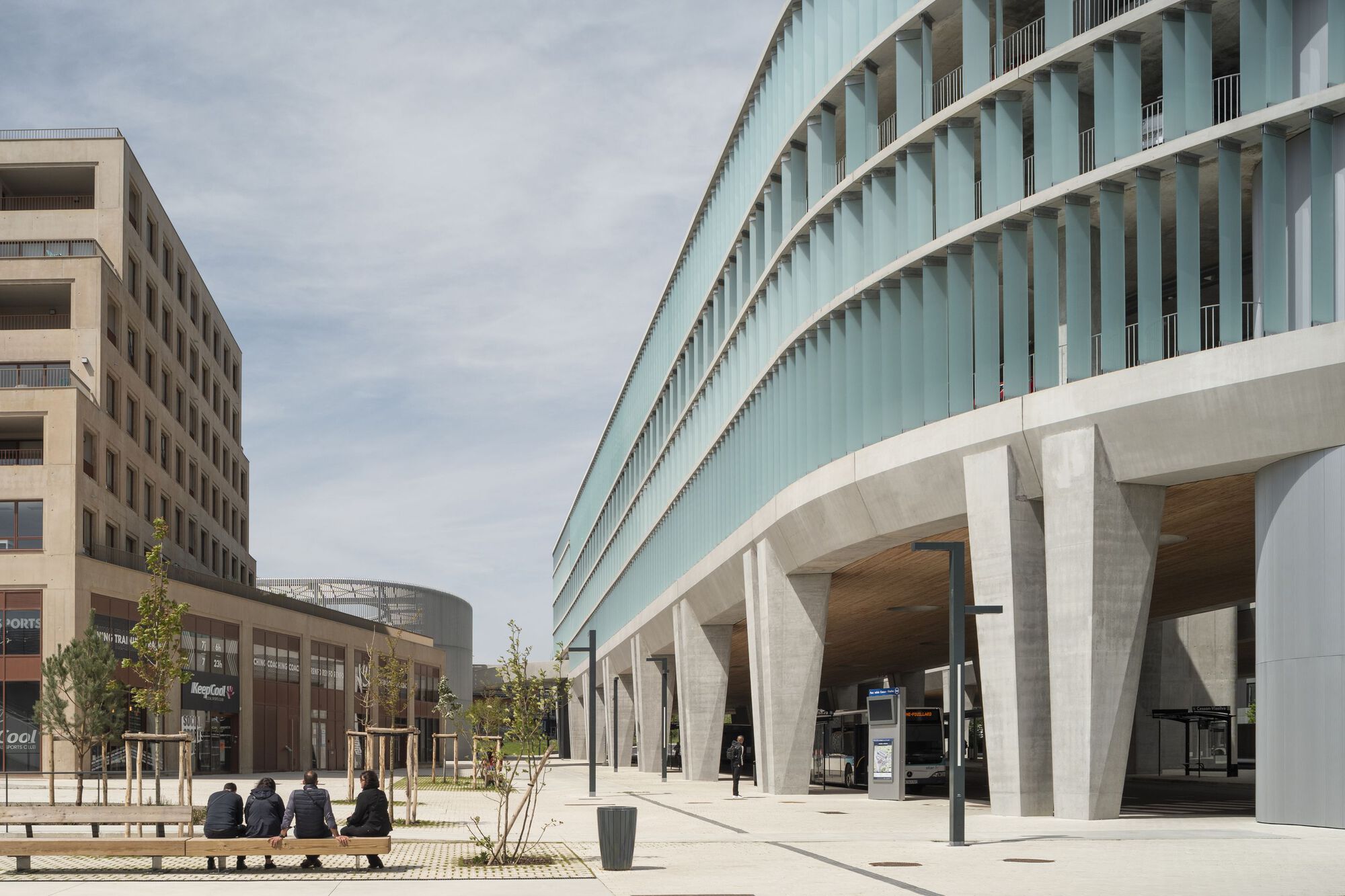 法國 Cesson - Viasilva (métro de Rennes) 捷運地鐵站 Ateliers O-S architectes 弧形建築與周邊方正建築形成對比,呈現新舊融合的都市更新理念。開放的地面層設計不僅作為交通樞紐,更創造了舒適的公共空間,供人們休憩交流。細緻的玻璃立面和傾斜的混凝土柱展現了法式建築的優雅與創新。成功地將交通設施轉化為城市生活的重要節點