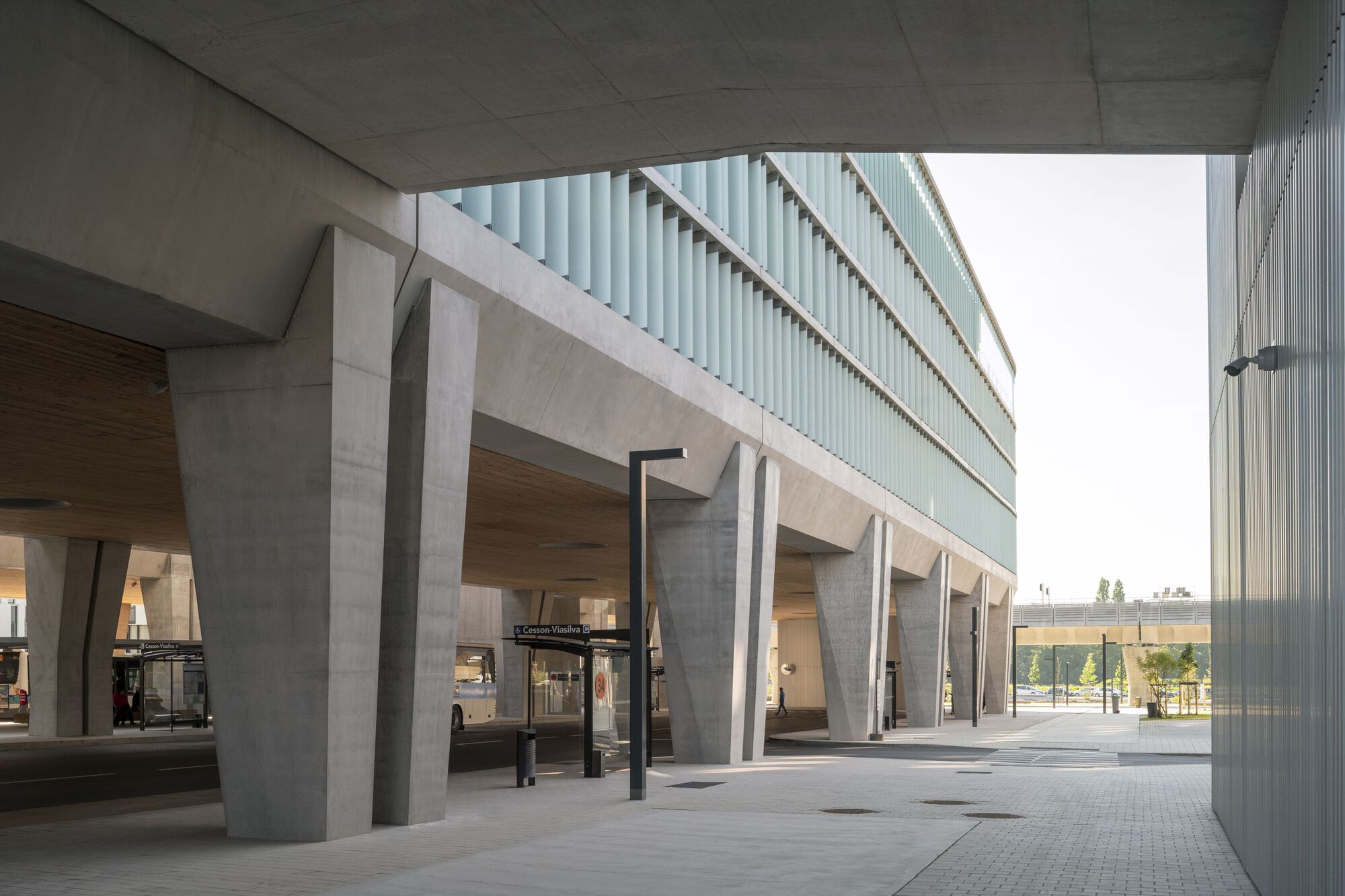 法國 Cesson - Viasilva (métro de Rennes) 捷運地鐵站 Ateliers O-S architectes 整個公共建築以混凝土為主要材料,採用了預鑄混凝土和現場澆置的清水混凝土兩種施工方式,分別呈現出粗糙、光滑和消光等多種質感