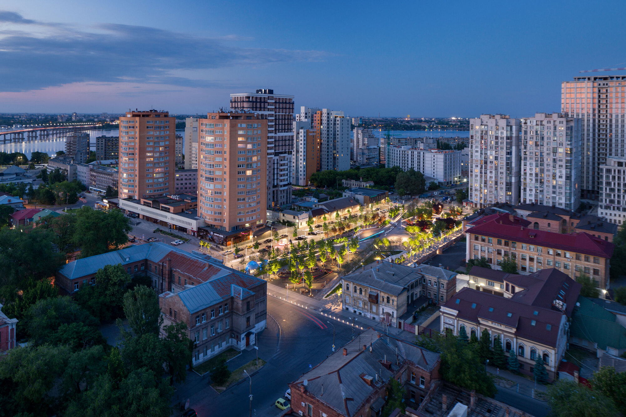 烏斯彭斯卡廣場見證了聶伯城從一個小鎮發展成為擁有百萬人口的大都市的過程。在19世紀，廣場上矗立著宏偉的聖母升天主教座堂（Assumption Cathedral）以及一座公共花園，是市民重要的聚集地和社交場所