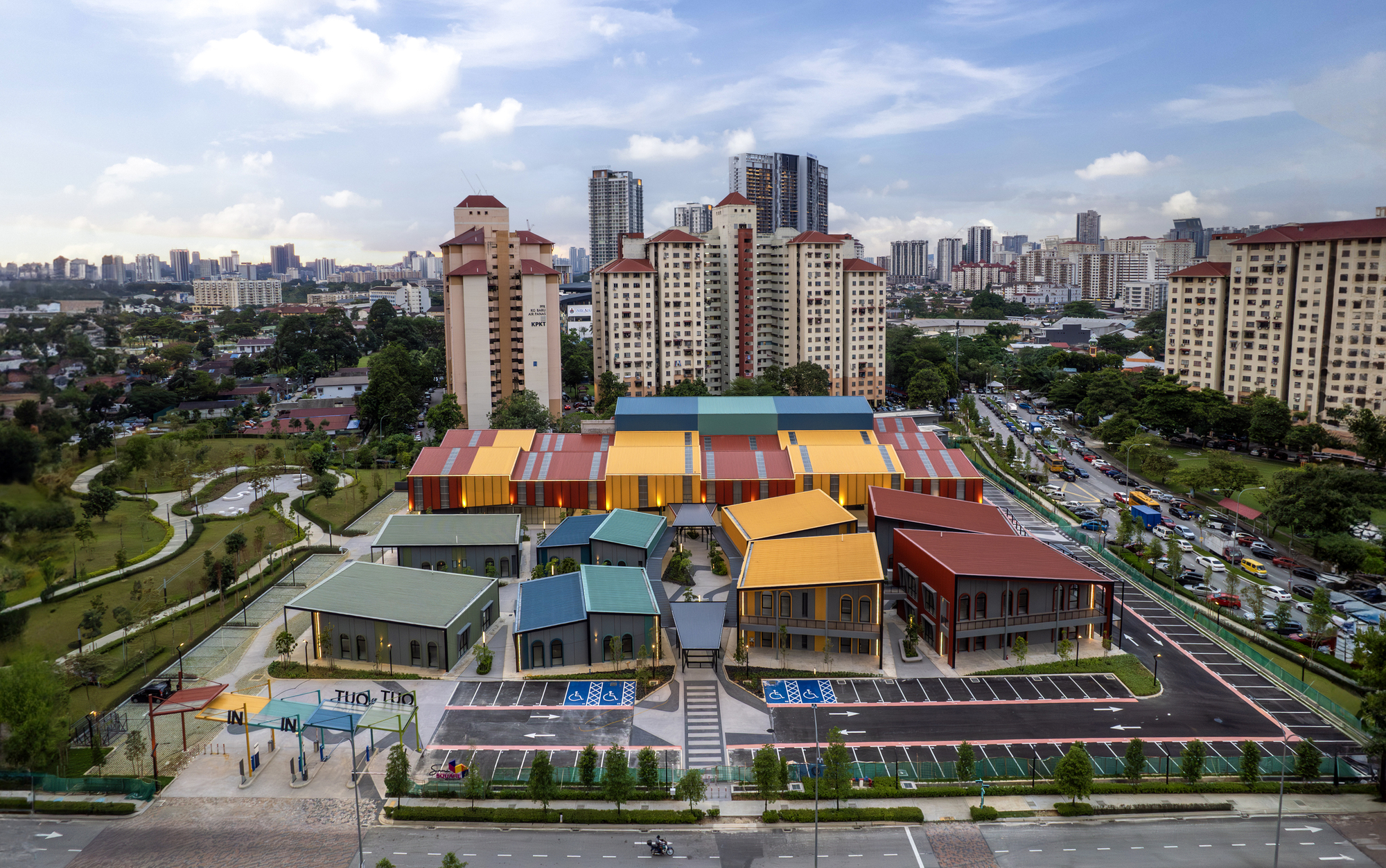 馬來西亞吉隆坡 SAMA Square Market 市場、商業空間、複合設施、公共空間 TKCA Architect SAMA Square Market廣場市場由三個區域組成:主市場建築、露天街道廣場和零售村。主市場建築內設有美食廣場、咖啡烘焙坊、麵包店和糕點店等,提供新鮮、多樣化的商品和服務。露天街道廣場是舉辦活動和市集的場所,而零售村則匯集了各式各樣的商店,滿足居民的日常生活所需