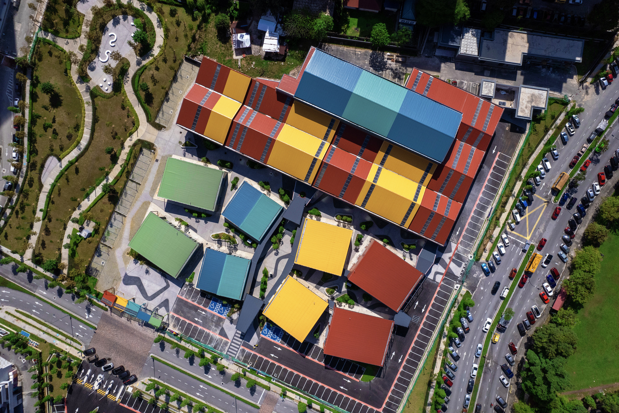 馬來西亞吉隆坡 SAMA Square Market 市場、商業空間、複合設施、公共空間 TKCA Architect SAMA Square Market位於馬來西亞吉隆坡Setapak區的中心地帶,是TKCA Architect建築師事務所的最新力作,總樓地板面積達80,485平方英尺。廣場於2023年落成,其名稱「SAMA」在馬來語中意指「在一起」,象徵著廣場致力於將人們聚集在一起,透過購物、餐飲、休閒和活動來 celebrar 生活