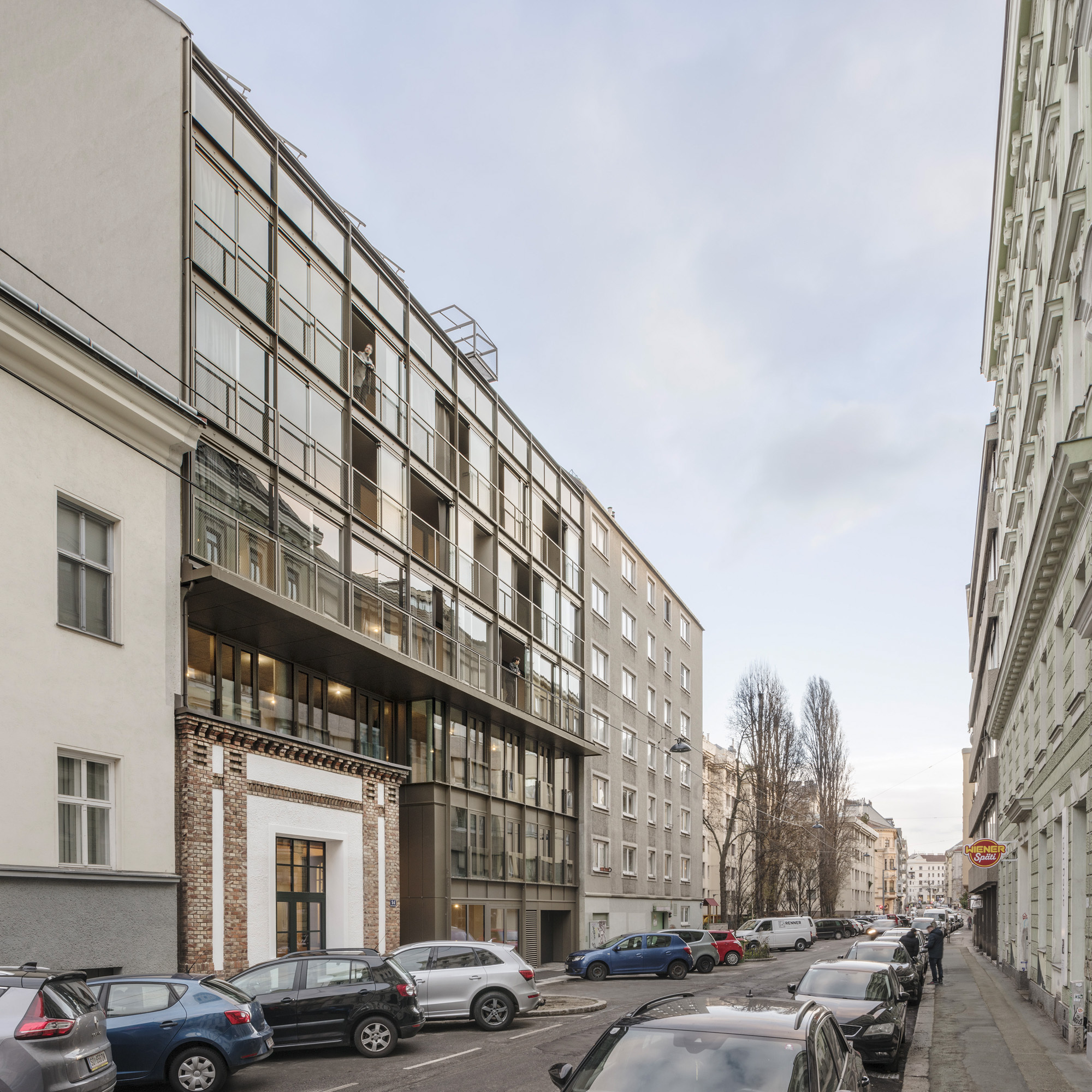 奧地利維也納 Straußengasse 14 住宅、集合住宅、奧地利建築 設計團隊採用了一種巧妙的方式,讓新建築優雅地環繞在原有的半木結構老屋周圍,保留了老屋的原貌,還讓它在街道上更加突出