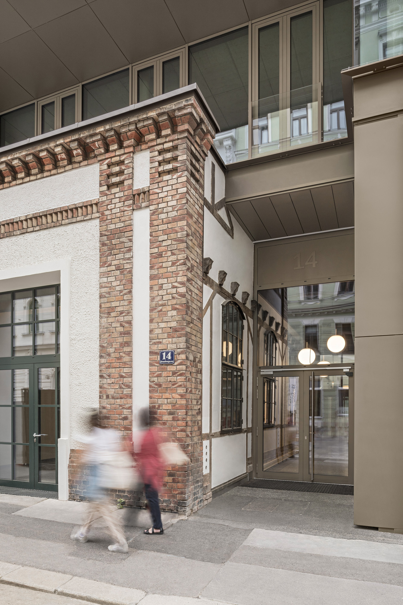奧地利維也納 Straußengasse 14 住宅、集合住宅、奧地利建築 Straußengasse 14號的改造工程總建築面積達2,349平方公尺,是維也納城市更新的一個重要案例,解決了長期困擾城市規劃的閒置空地問題
