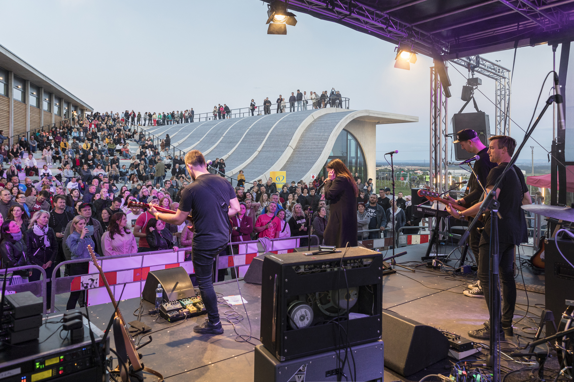 捷克酒莊 Lahofer Winery 拉霍費爾酒莊最具特色的設計之一是其多功能屋頂。這個波浪形的屋頂不僅是建築的一部分，更是一個露天劇場和社區文化中心