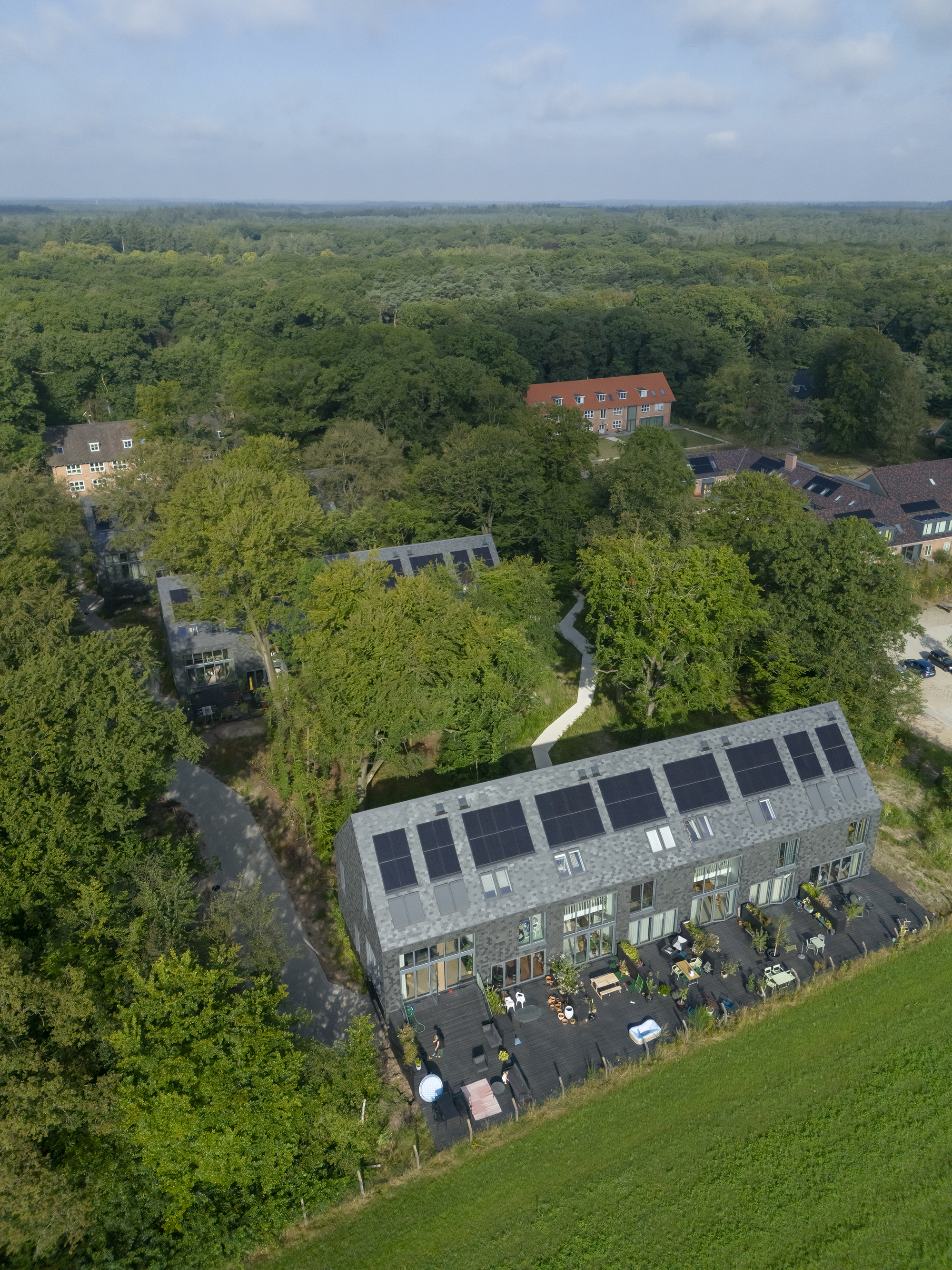 Arnhem Buitenplaats Koningsweg建案所在的Veluwe 森林不僅是荷蘭最重要的自然保護區之一，更是該國最大的 Natura 2000 陸地保護區。Natura 2000 是歐盟建立的自然保護區網絡，旨在保護歐洲的生物多樣性，涵蓋了歐盟成員國陸地和海洋面積的 18% 以上，是世界上最大的協調性保護區網絡