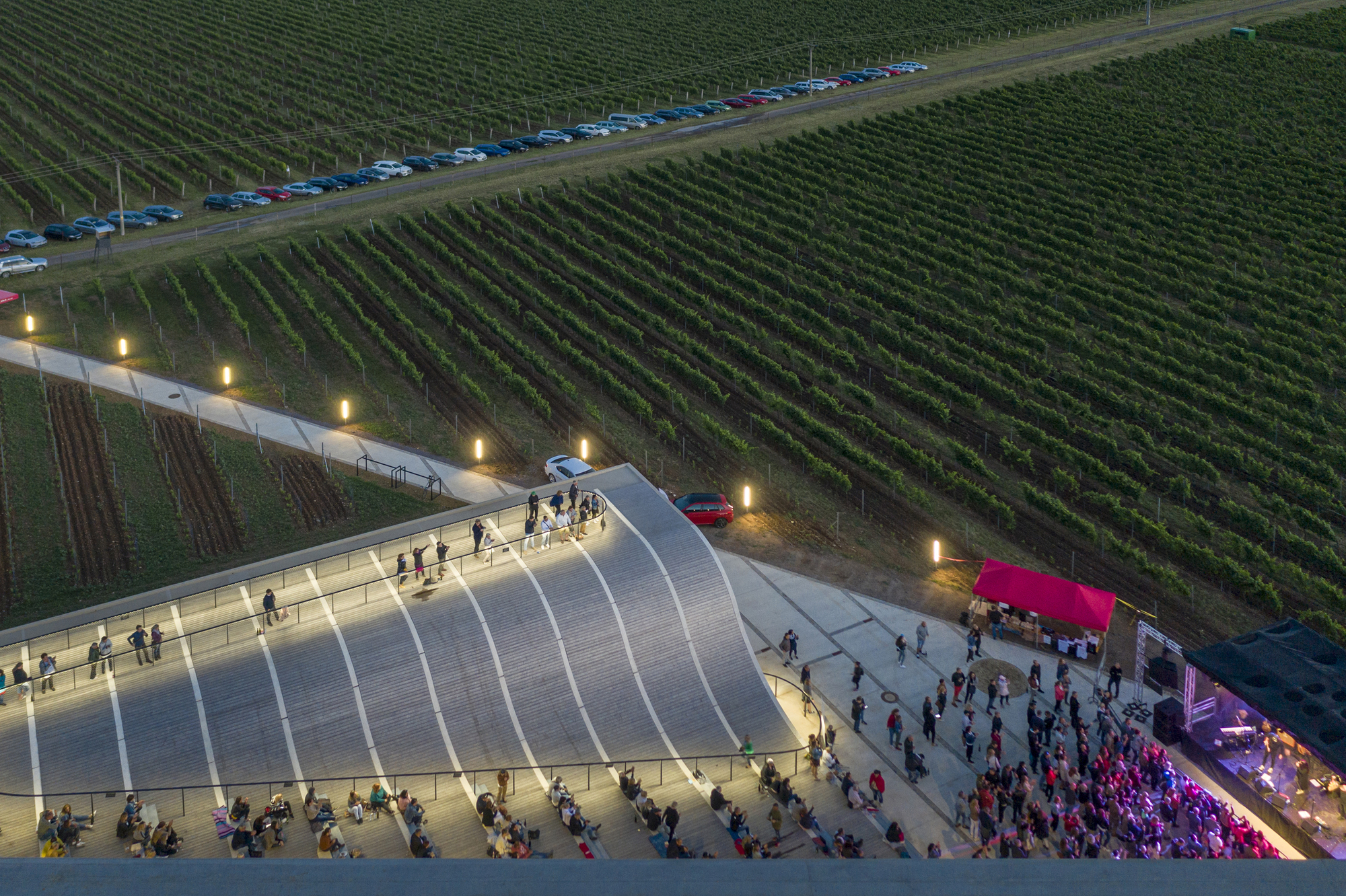 捷克酒莊 Lahofer Winery Lahofer Winery酒莊位於捷克摩拉維亞(Moravia, Czech Republic)的 Dobšice 村,由當地建築師事務所CHYBIK + KRISTOF 設計。酒莊佔地 3842 平方公尺,其現代化的設計與當地悠久的葡萄酒釀造傳統完美融合,並與周圍的葡萄園景觀相呼應。酒莊建築群包含三個相互連接的結構:釀酒設施、行政辦公區以及遊客中心和品酒室
