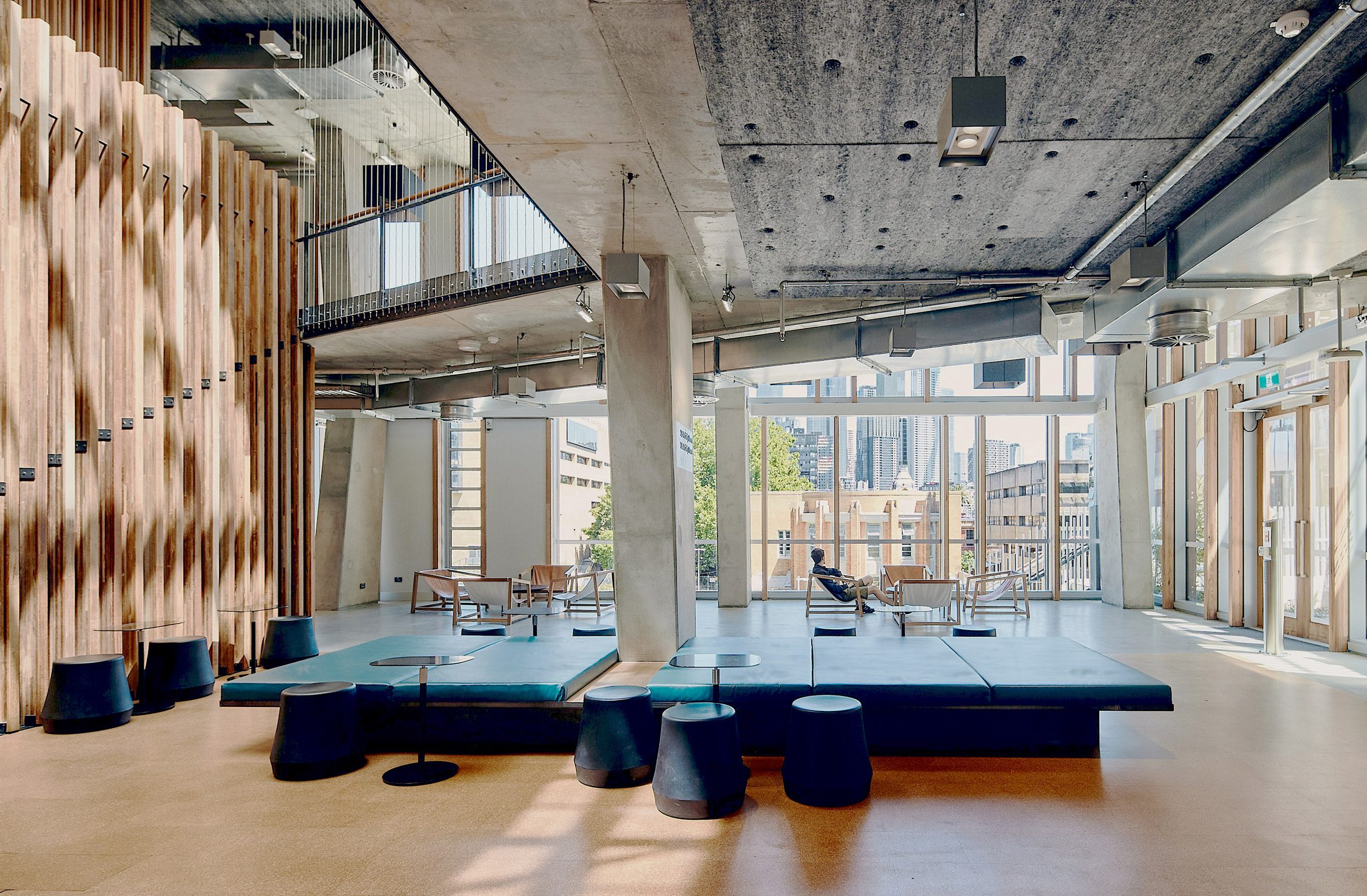 University of Melbourne Student Pavilion by KoningEizenberg 澳洲墨爾本大學 學生活動中心 清水模 清水混凝土 學生活動中心的內部設計以清水模和木頭元素為主，營造出簡潔、溫暖的氛圍