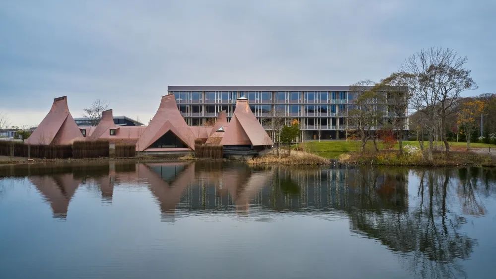 全客房皆可一覽美麗的湖景；在錐形溫泉小屋的召泉中，能夠享受彷彿漂浮在湖面上的美妙感覺